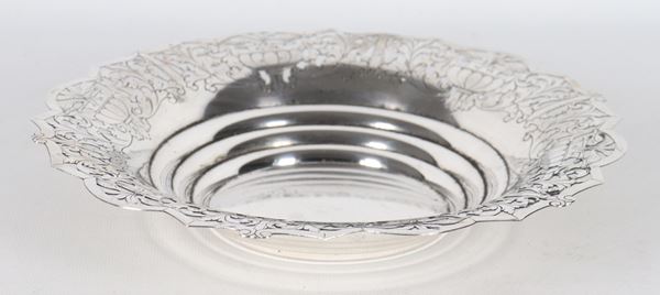 Round silver centerpiece with shaped, chiseled and perforated edge featuring floral scroll motifs, 285g
