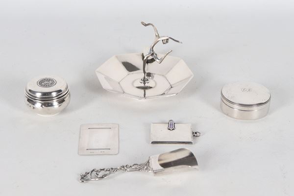 Lot of six small objects in chiseled and embossed silver, 175g