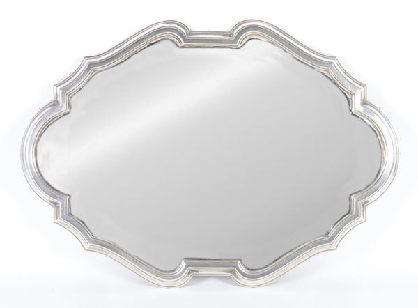 Oval wooden centerpiece with shaped edge in chiseled and embossed silver, mirrored bottom