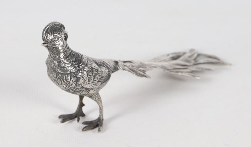 "Pavone", piccola scultura in argento cesellato e sbalzato, gr. 115