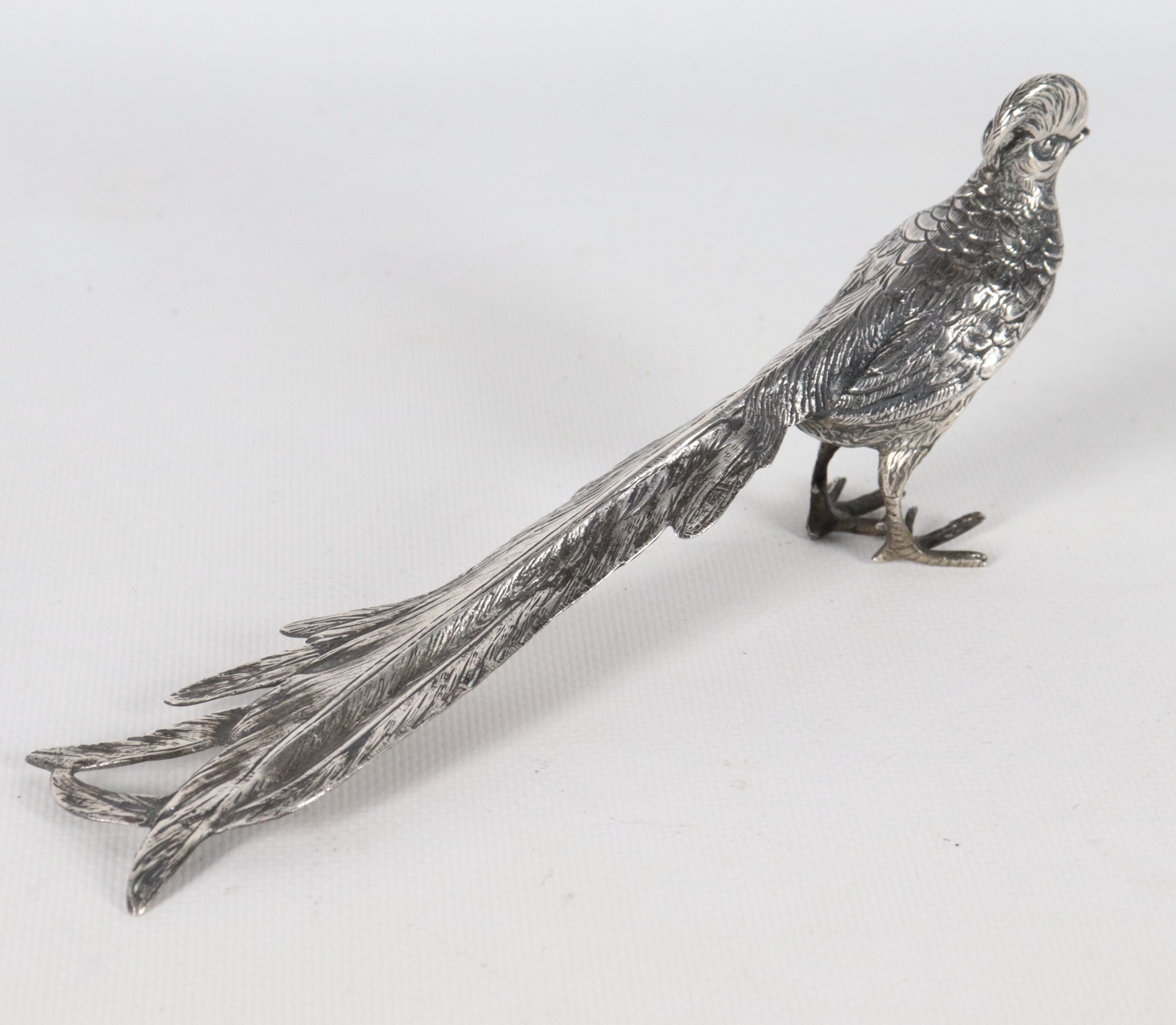 "Pavone", piccola scultura in argento cesellato e sbalzato, gr. 115