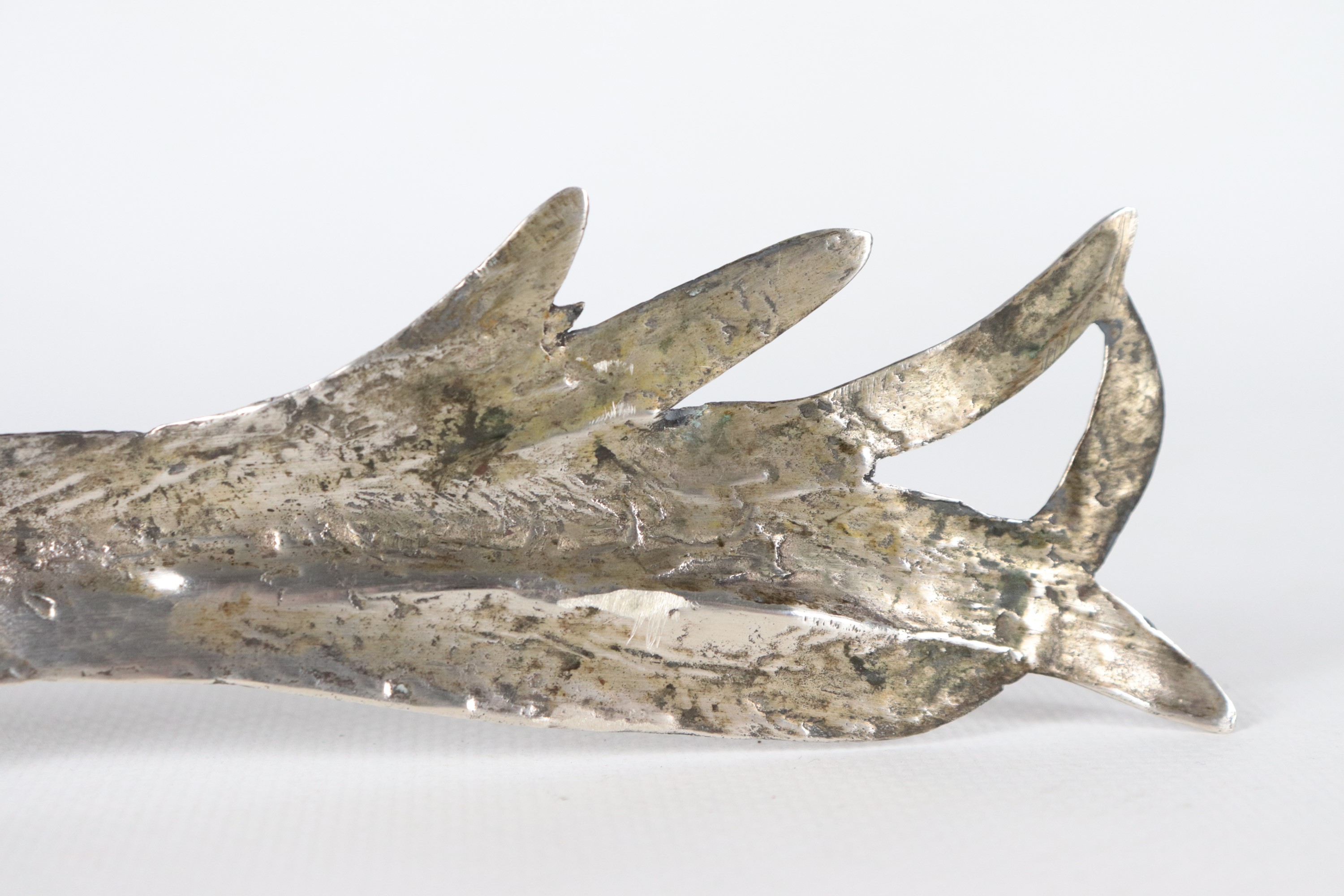 "Pavone", piccola scultura in argento cesellato e sbalzato, gr. 115