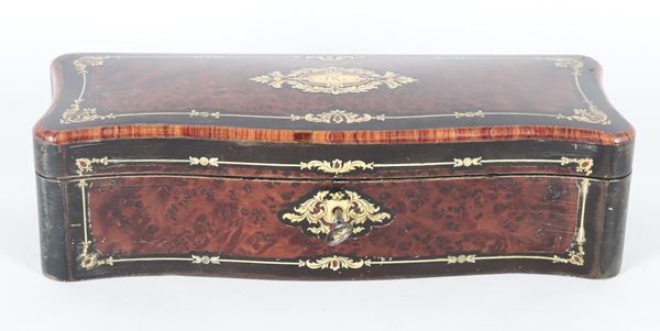 French box from the Napoleon III era, in thuja root inlaid with rosewood and brass with floral square motifs