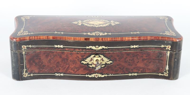 Scatola francese Epoca Napoleone III, in radica di tuja intarsiata in bois de rose e ottone a mot...
