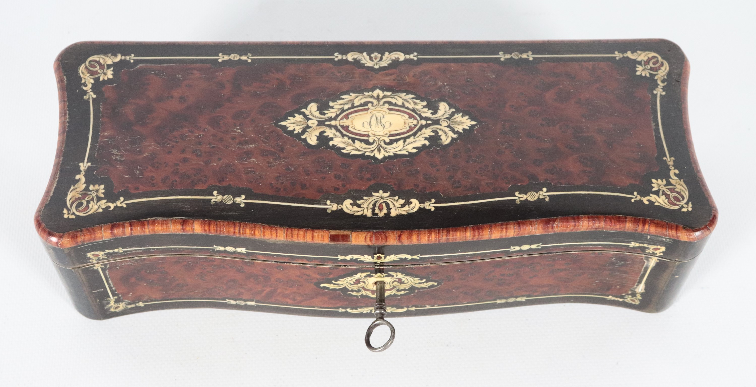 Scatola francese Epoca Napoleone III, in radica di tuja intarsiata in bois de rose e ottone a mot...