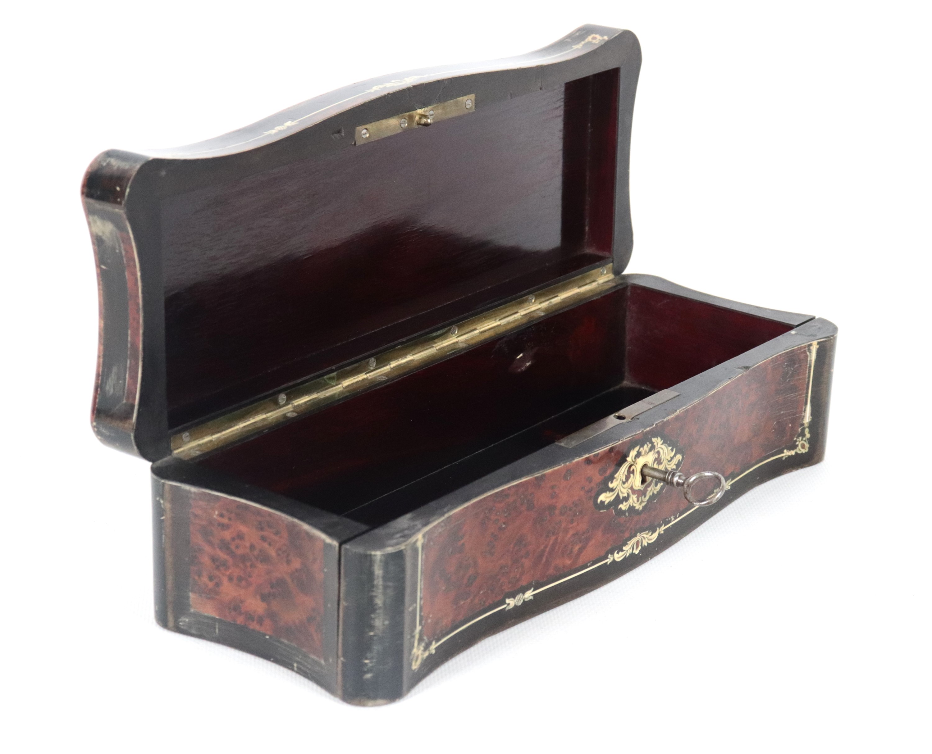 Scatola francese Epoca Napoleone III, in radica di tuja intarsiata in bois de rose e ottone a mot...