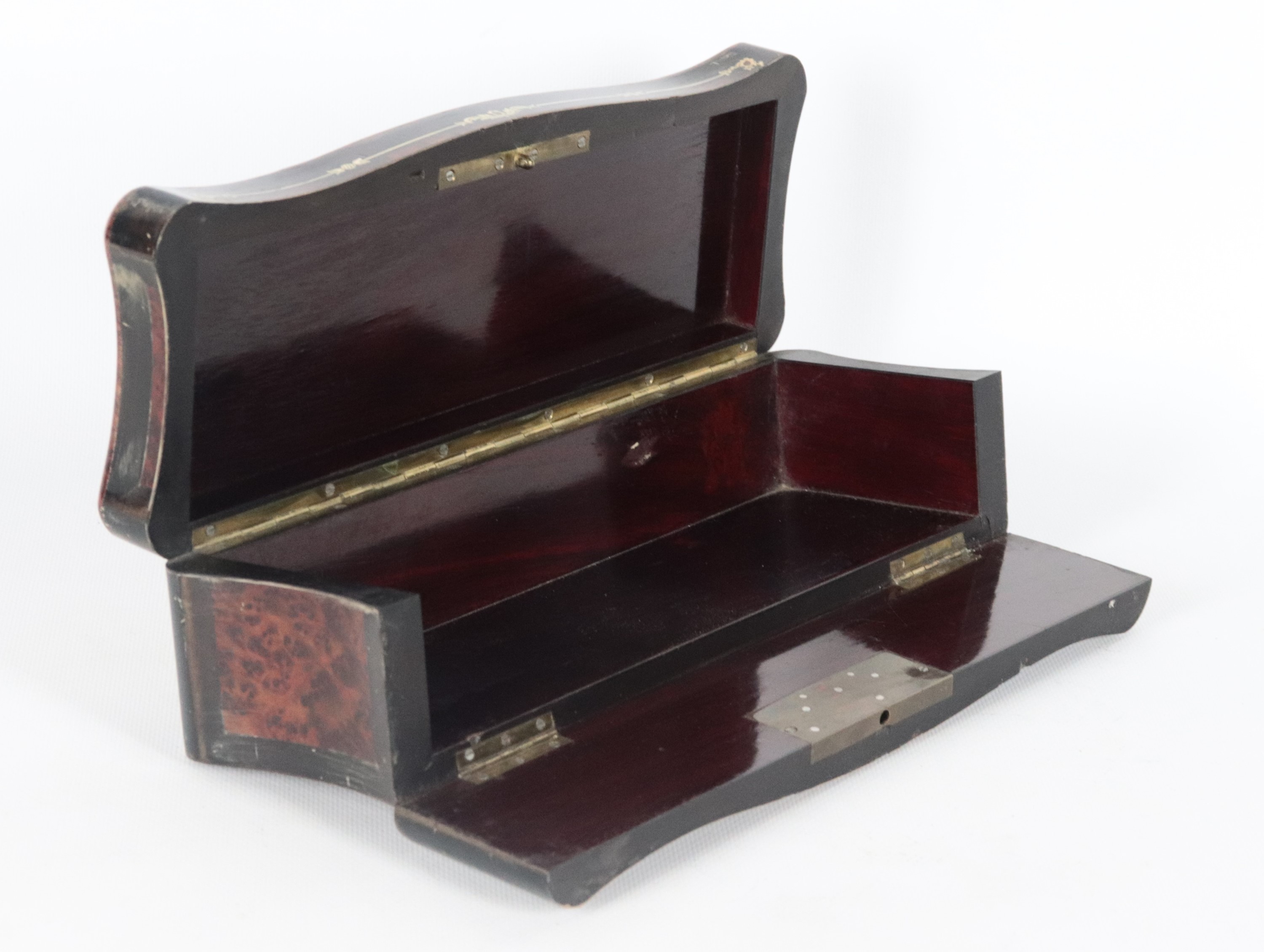 Scatola francese Epoca Napoleone III, in radica di tuja intarsiata in bois de rose e ottone a mot...