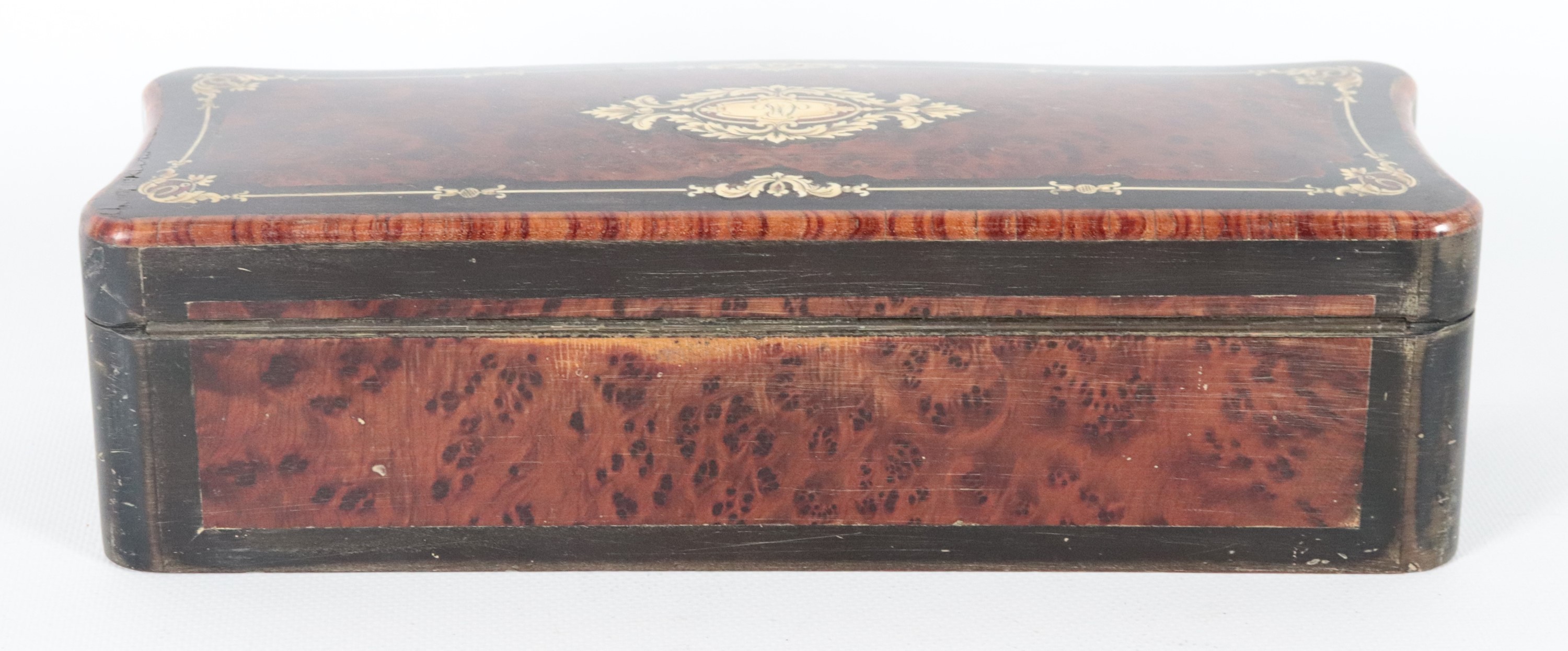 Scatola francese Epoca Napoleone III, in radica di tuja intarsiata in bois de rose e ottone a mot...