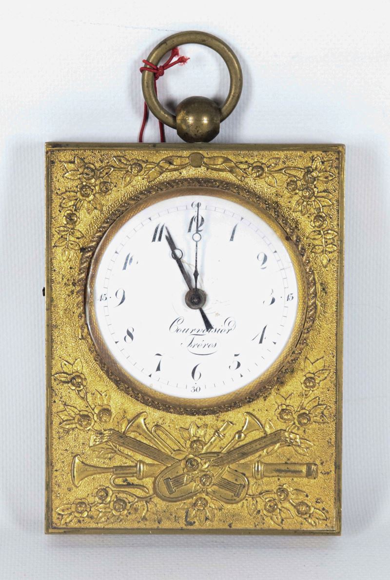 Orologio francese da carrozza con cassa in bronzo dorato e cesellato a ghirlande floreali e strum...