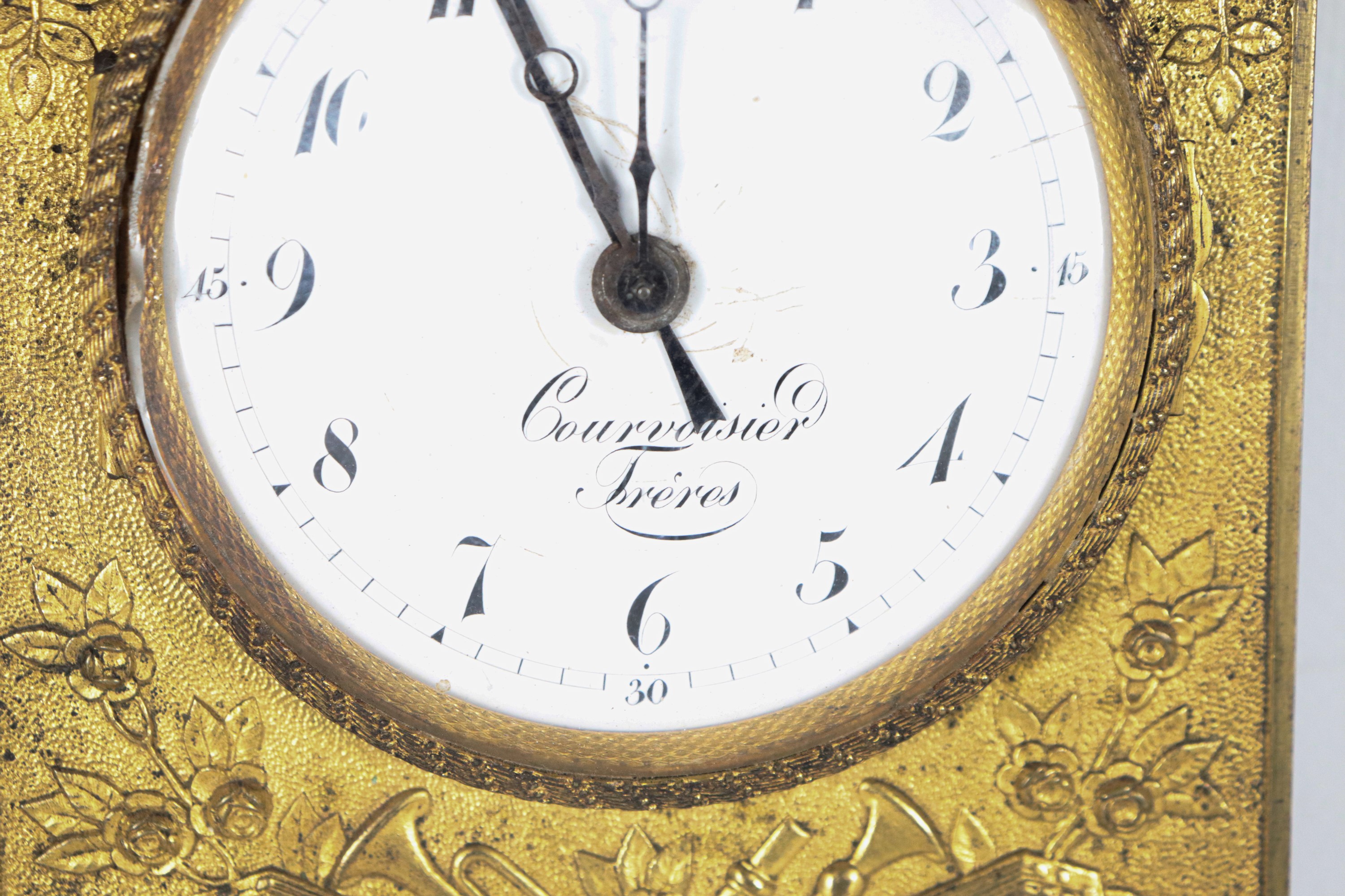 Orologio francese da carrozza con cassa in bronzo dorato e cesellato a ghirlande floreali e strum...