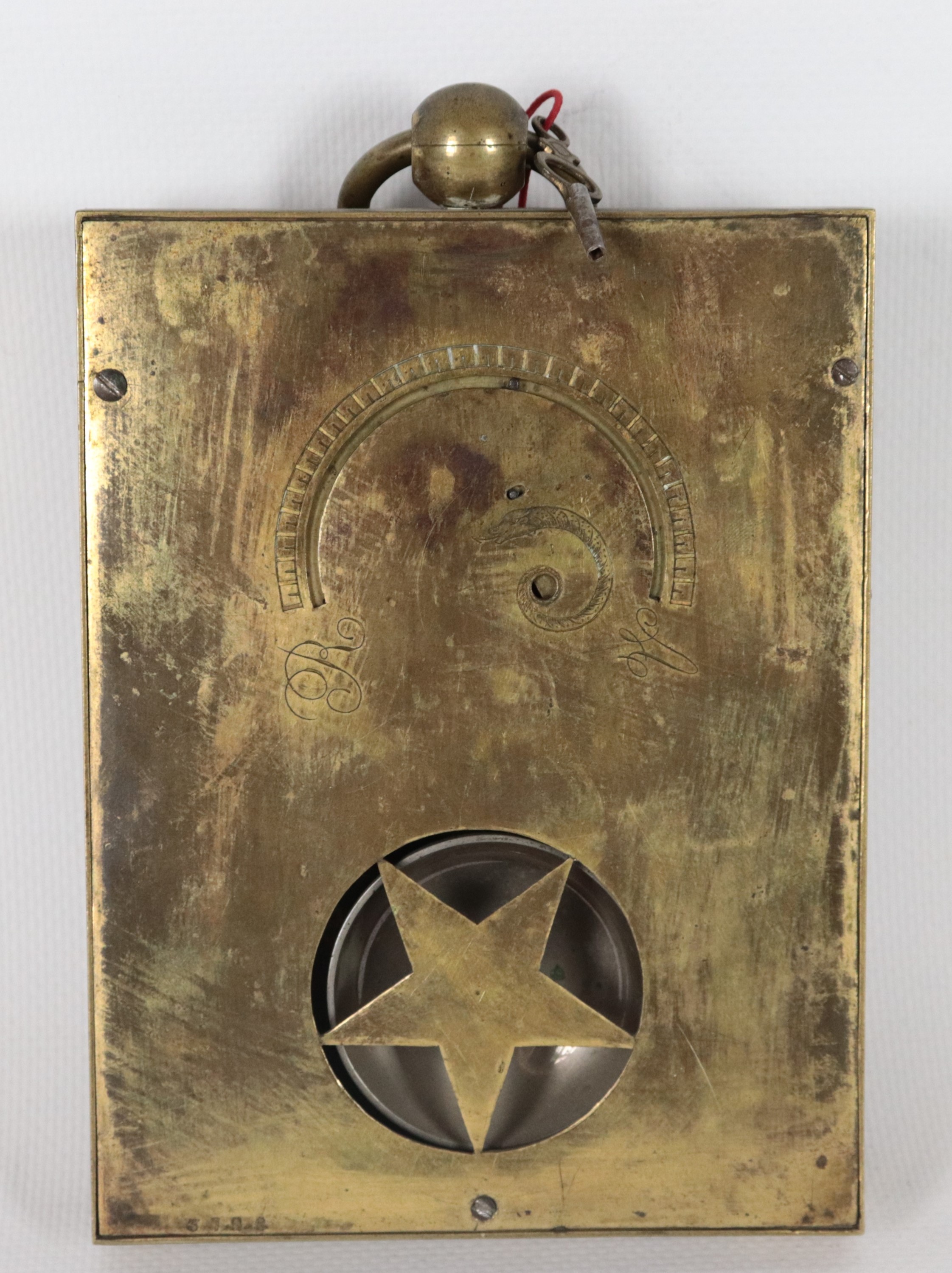 Orologio francese da carrozza con cassa in bronzo dorato e cesellato a ghirlande floreali e strum...