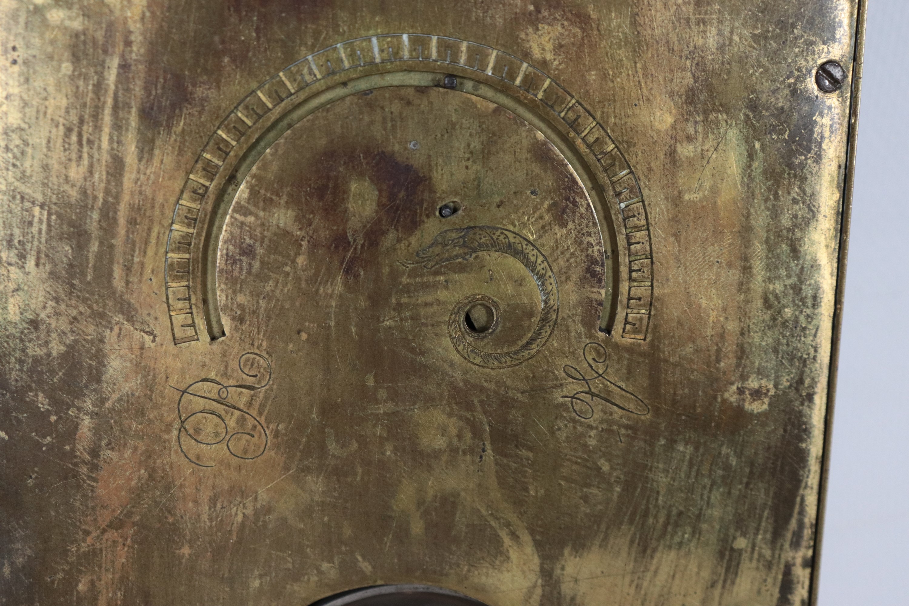 Orologio francese da carrozza con cassa in bronzo dorato e cesellato a ghirlande floreali e strum...