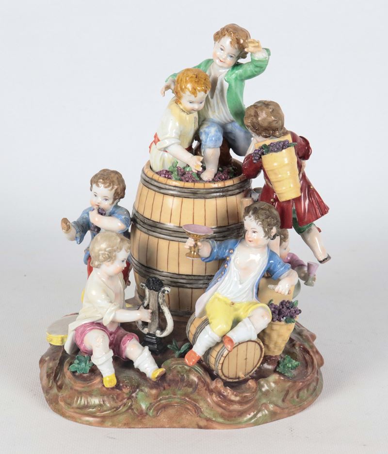 "Bambini festanti alla vendemmia", antico gruppo in porcellana policroma di Meissen