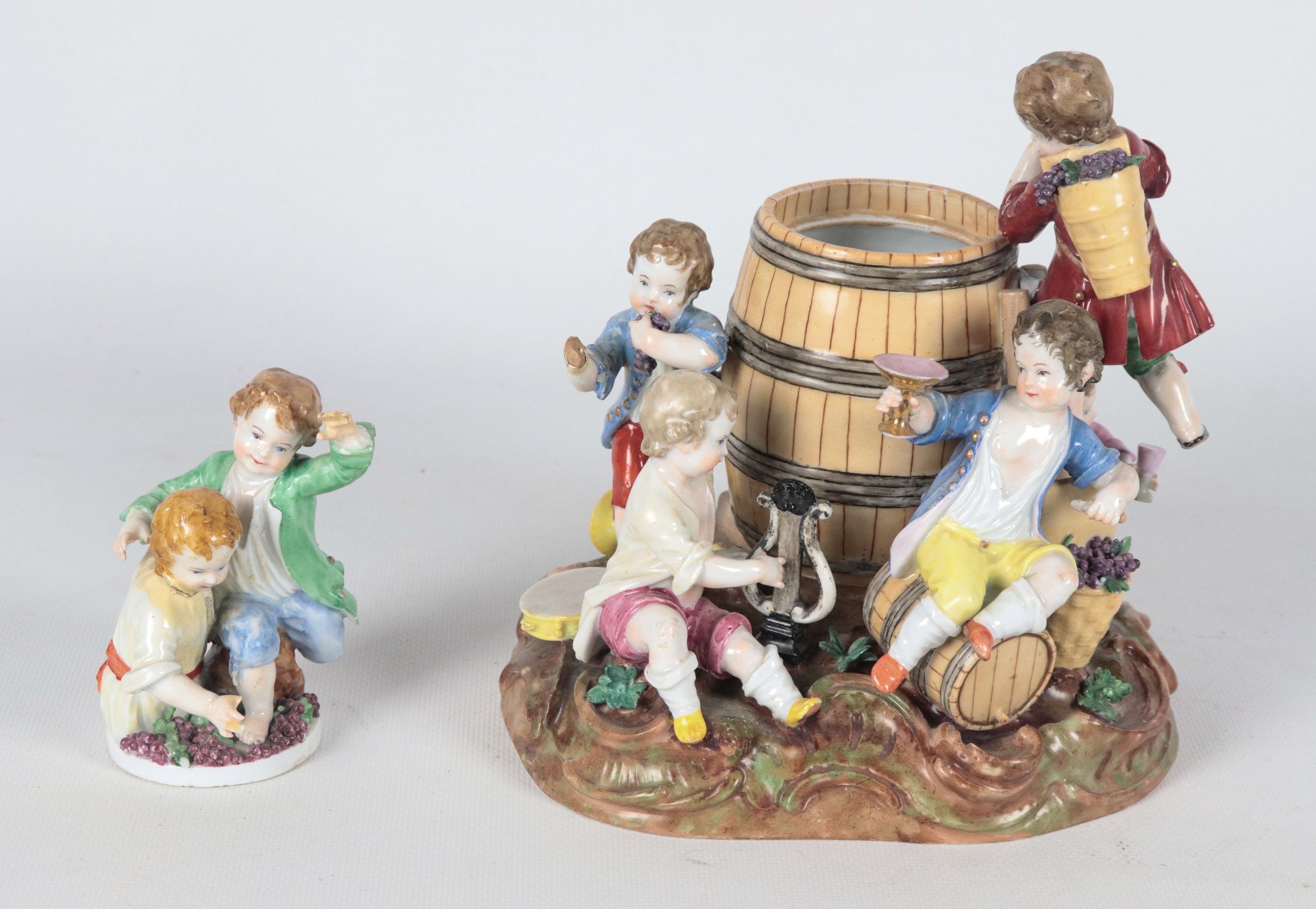"Bambini festanti alla vendemmia", antico gruppo in porcellana policroma di Meissen