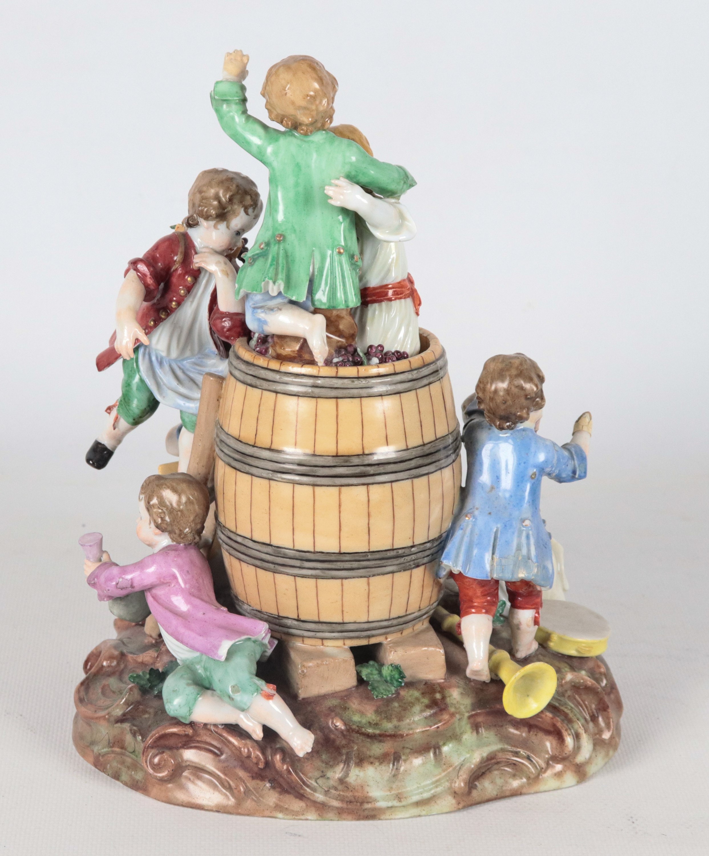 "Bambini festanti alla vendemmia", antico gruppo in porcellana policroma di Meissen
