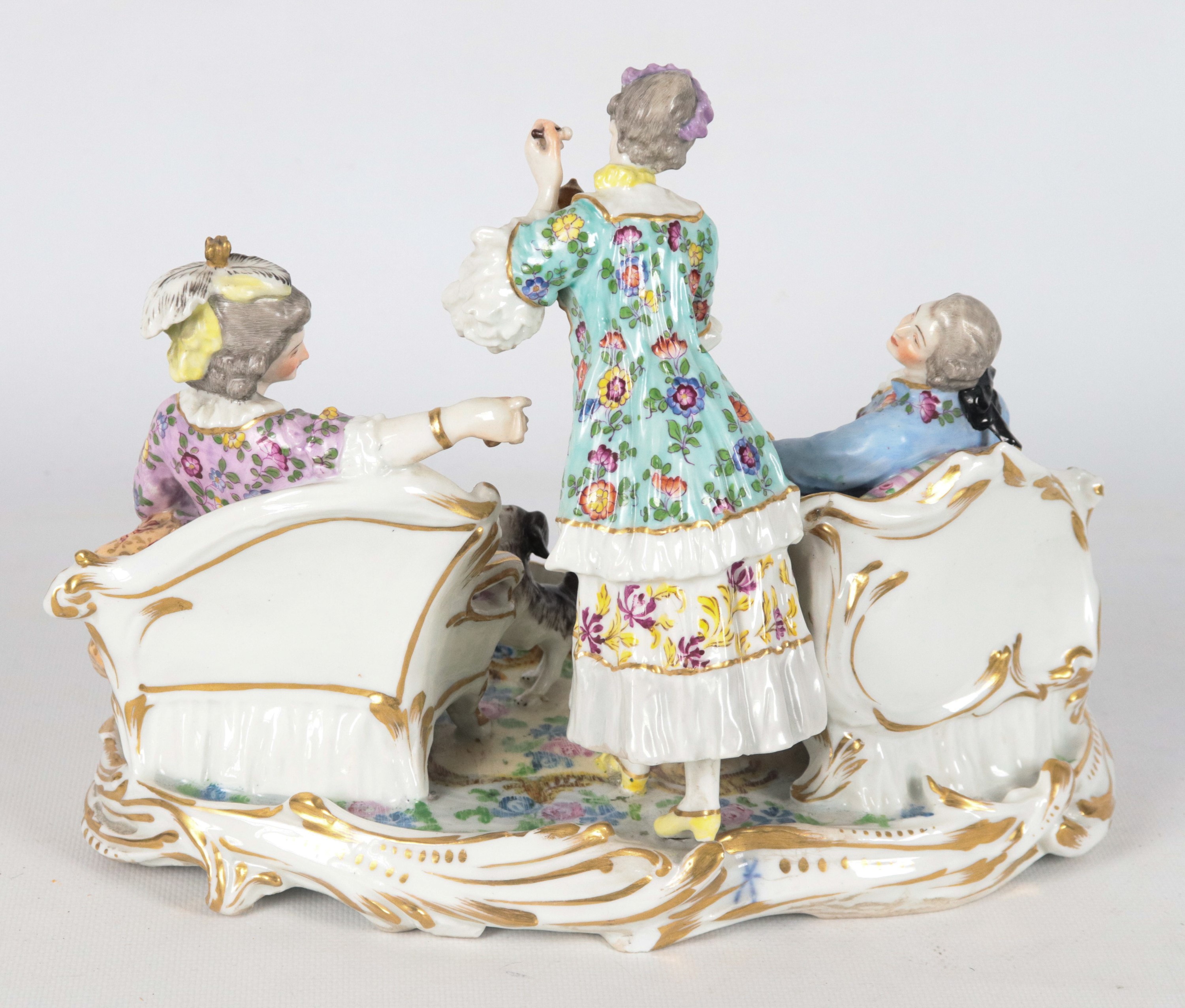 "Salottino con nobili", antico gruppo in porcellana di Sassonia (Meissen)