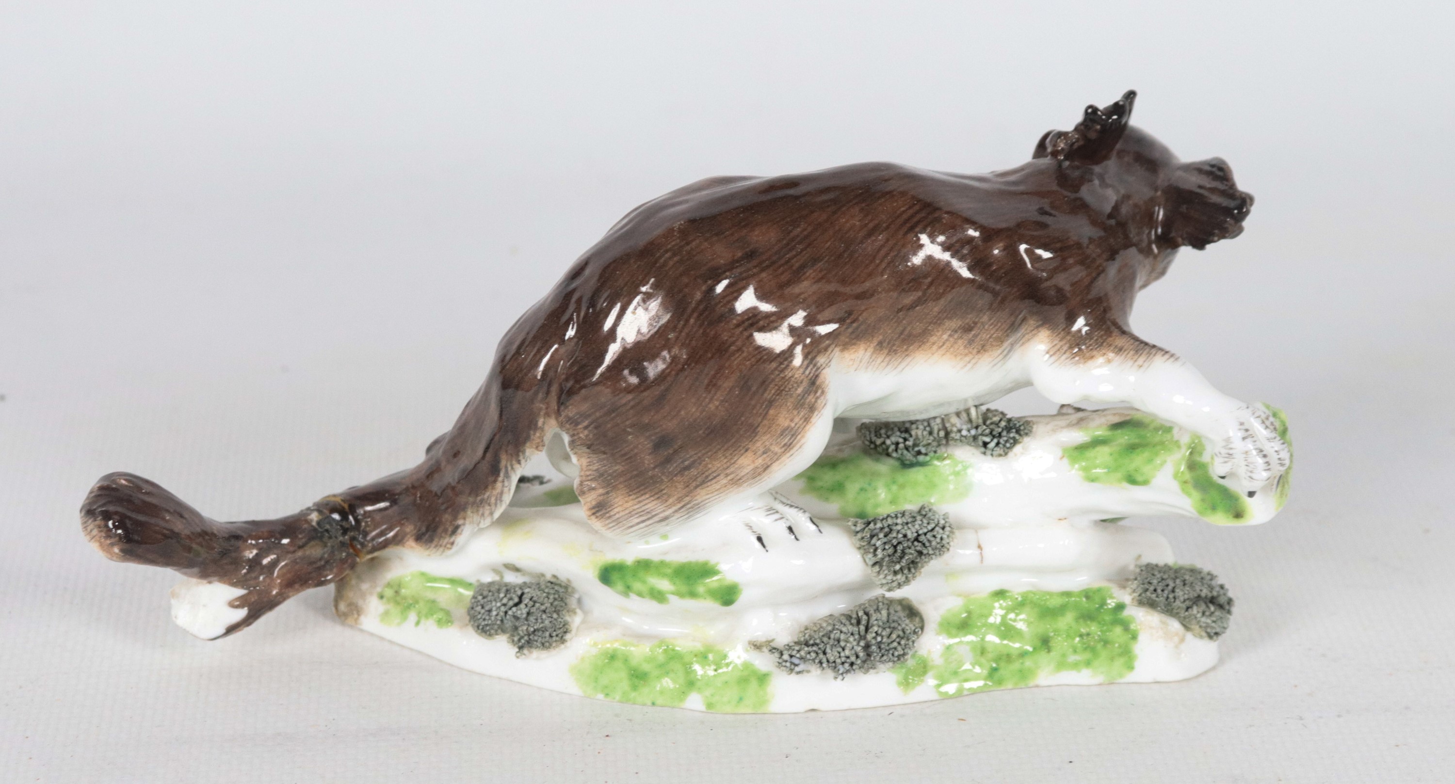 "Canguro", antica piccola scultura in porcellana policroma di Meissen