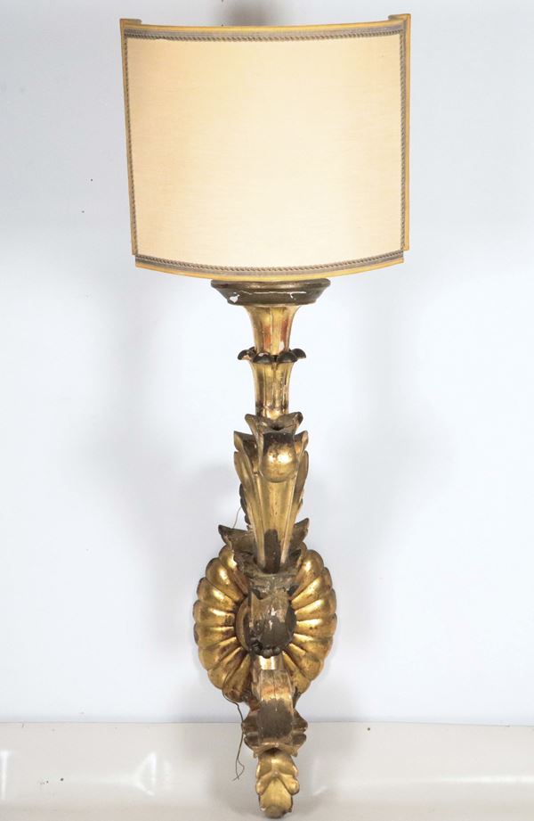 Antique large palace arm in gilded wood and carved with frieze and curl motifs