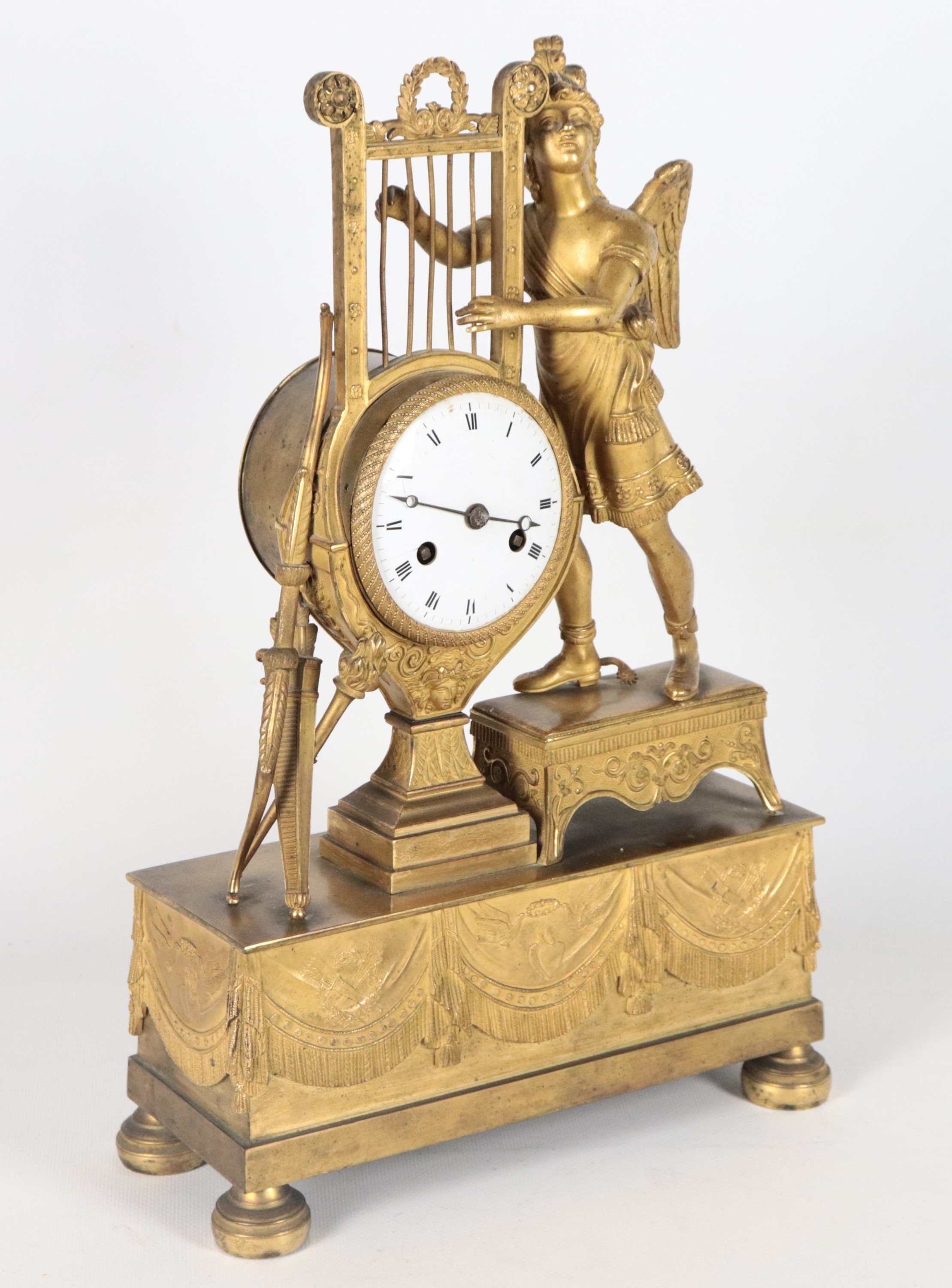 Antica pendola da tavolo francese Epoca Impero, in bronzo dorato, sbalzato e cesellato con scultu...