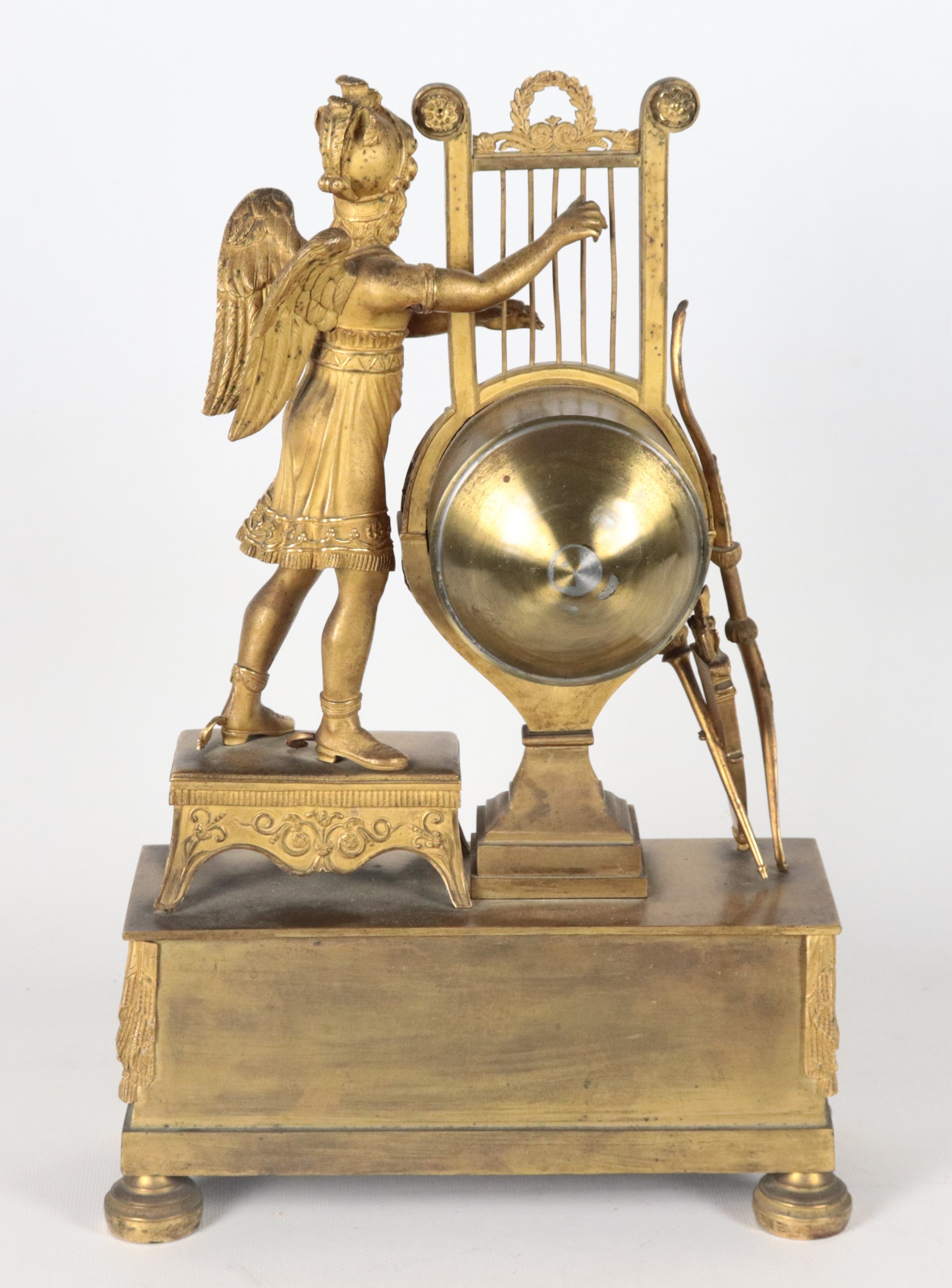 Antica pendola da tavolo francese Epoca Impero, in bronzo dorato, sbalzato e cesellato con scultu...