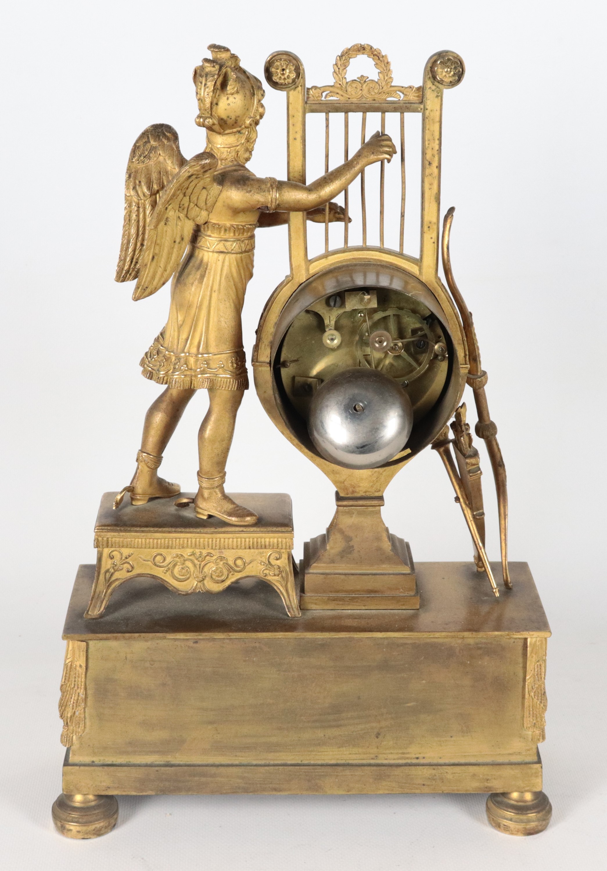 Antica pendola da tavolo francese Epoca Impero, in bronzo dorato, sbalzato e cesellato con scultu...