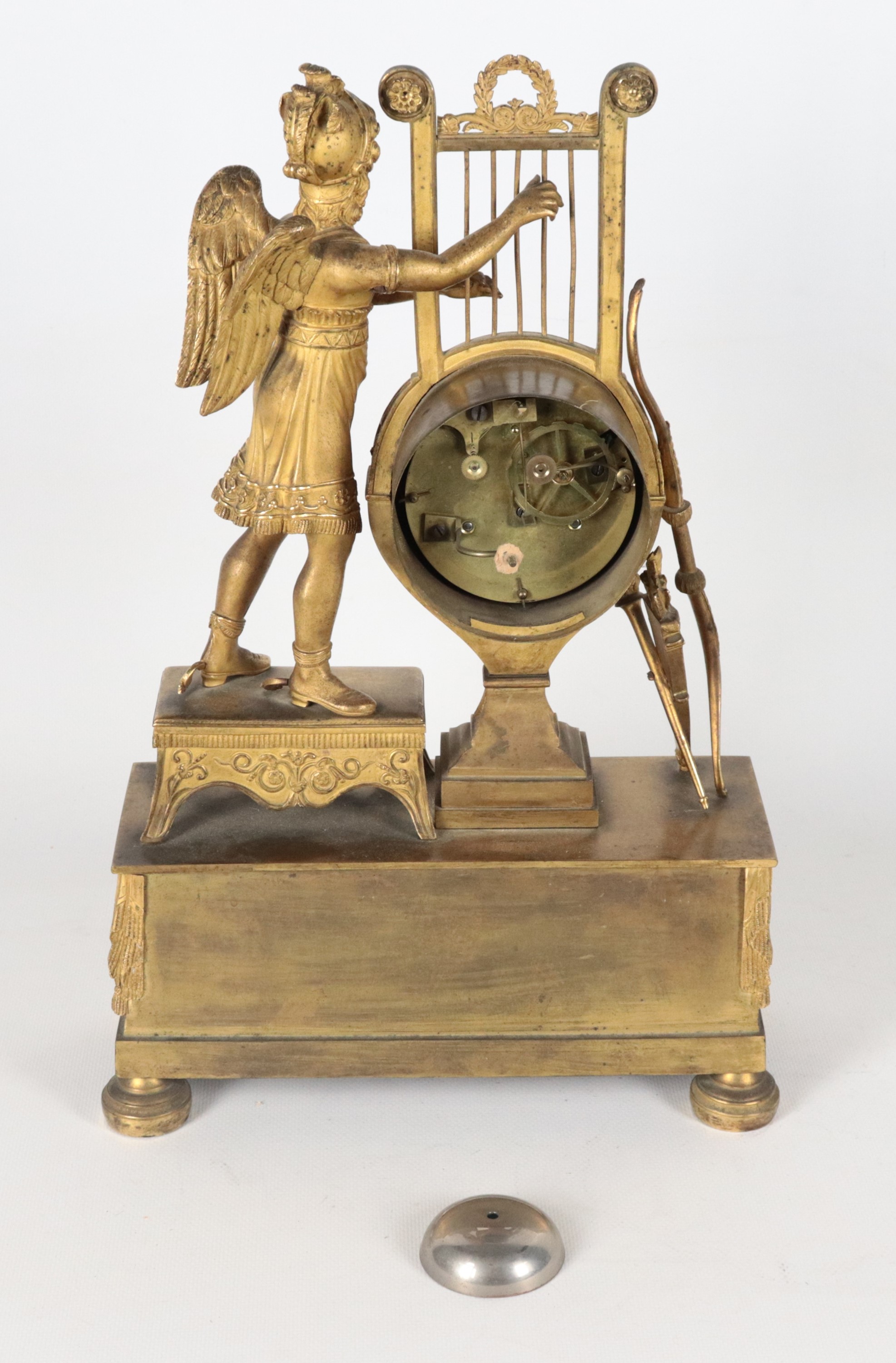 Antica pendola da tavolo francese Epoca Impero, in bronzo dorato, sbalzato e cesellato con scultu...