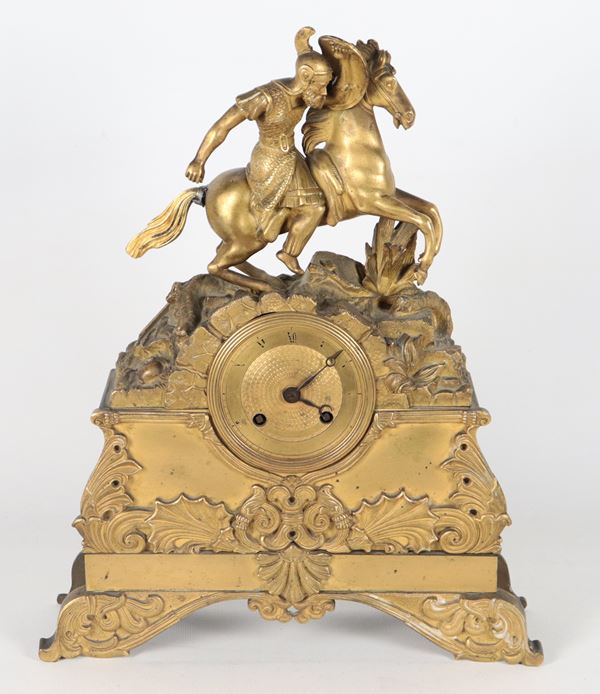 Antique French Second Empire table clock, in gilded bronze, embossed and chiseled with a sculpture of a Roman soldier on horseback, engraved bronze dial