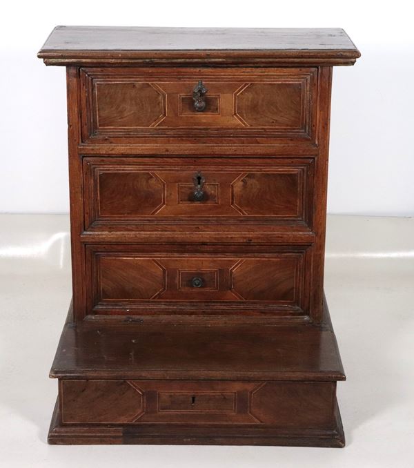 Antique Venetian walnut kneeler with inlaid threads 