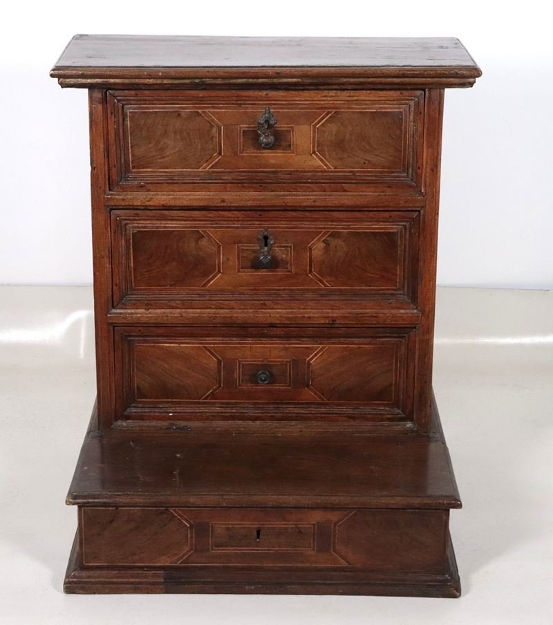 Antico inginocchino veneto in noce, con filettature intarsiate