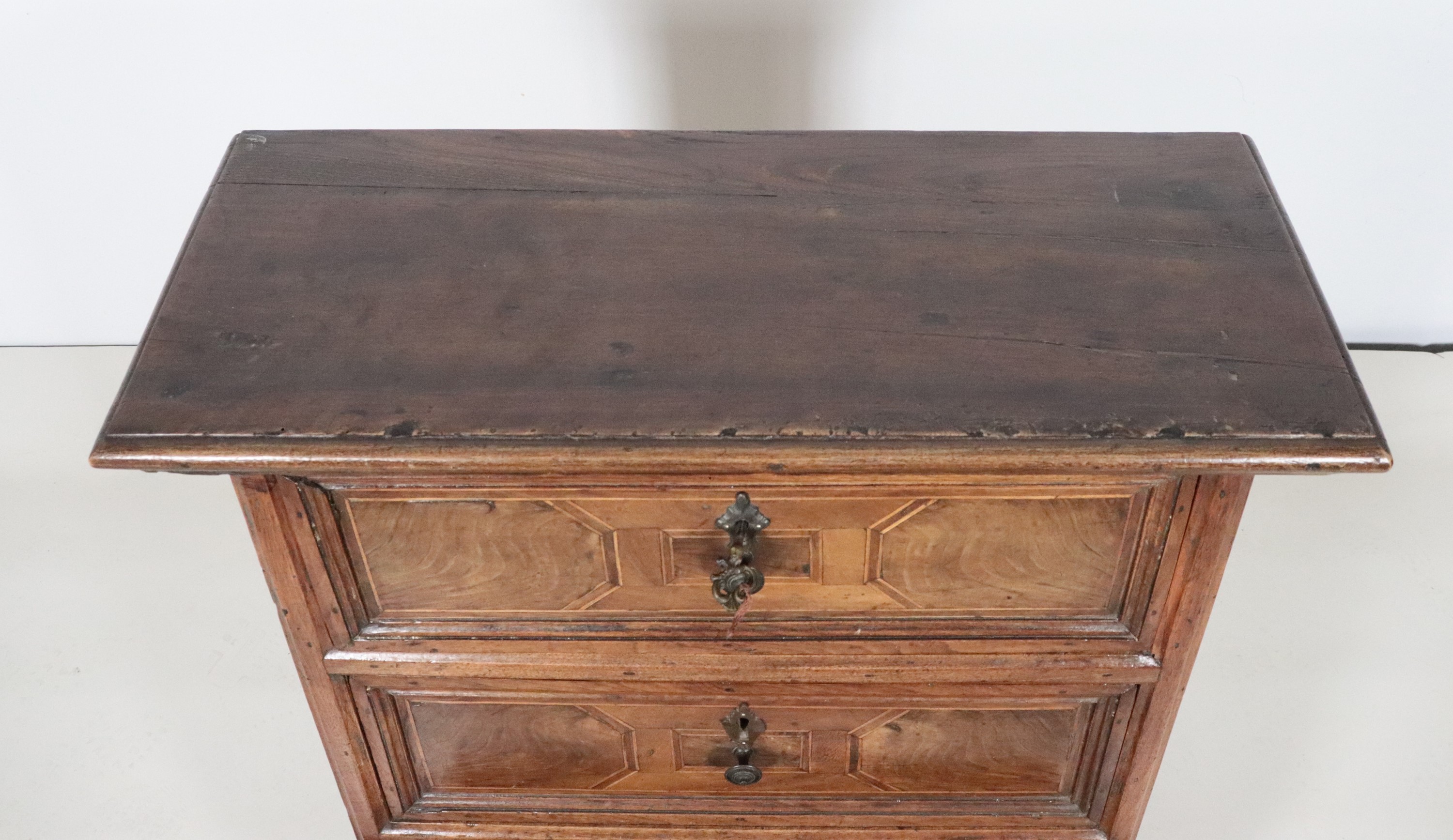 Antico inginocchino veneto in noce, con filettature intarsiate