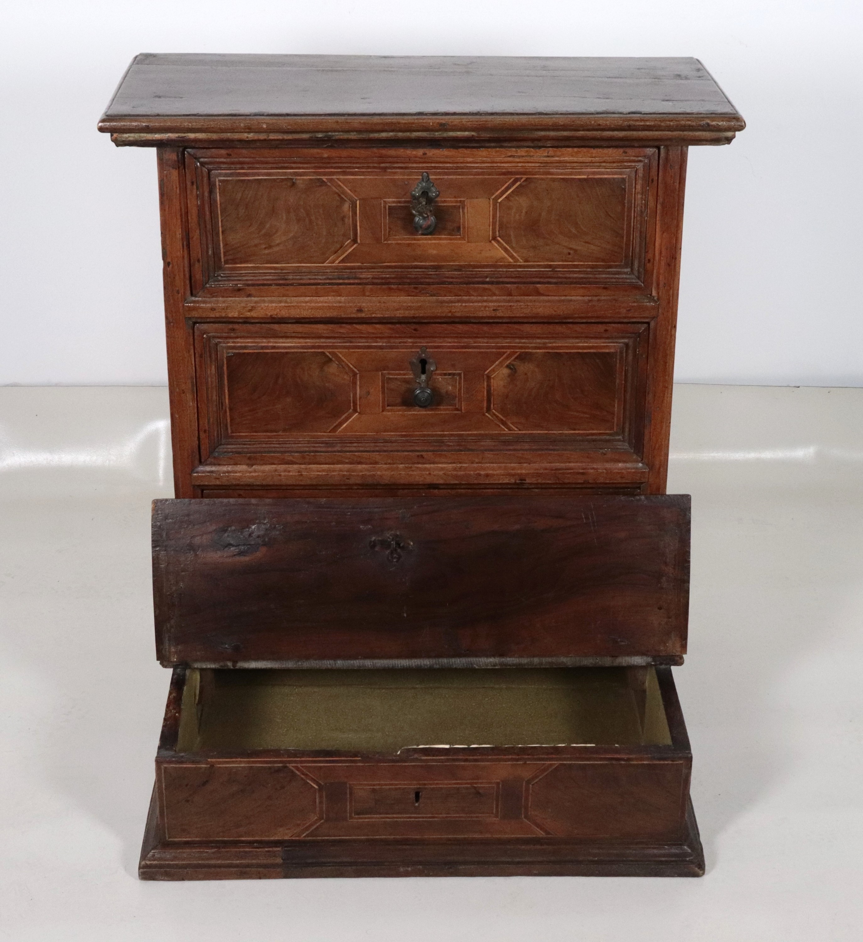 Antico inginocchino veneto in noce, con filettature intarsiate