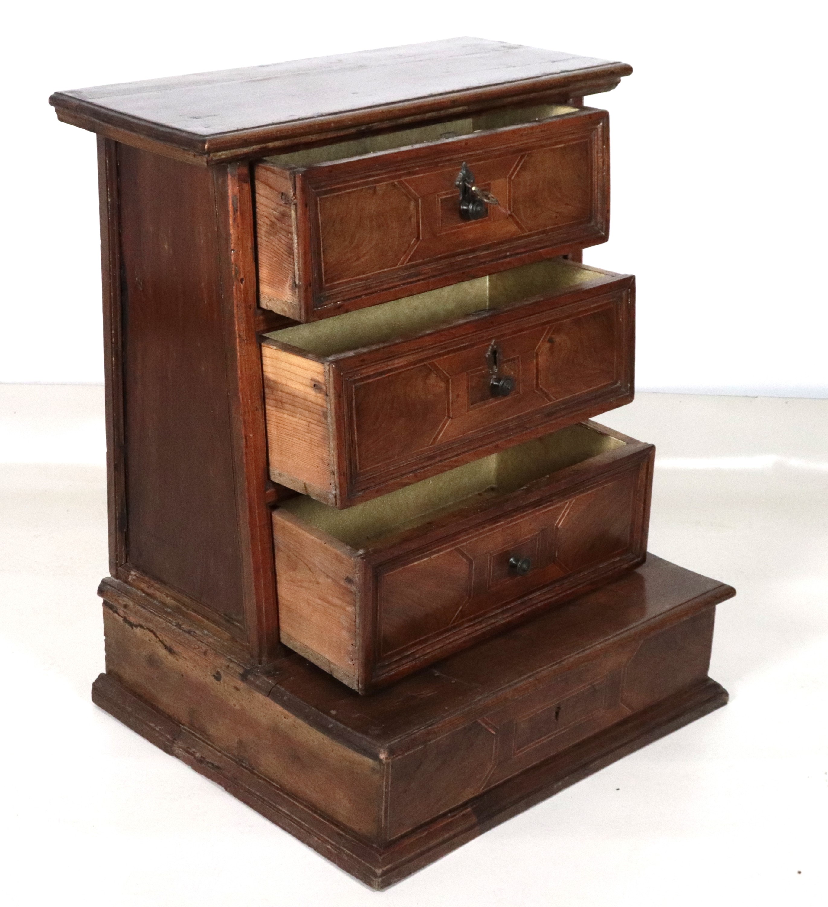 Antico inginocchino veneto in noce, con filettature intarsiate