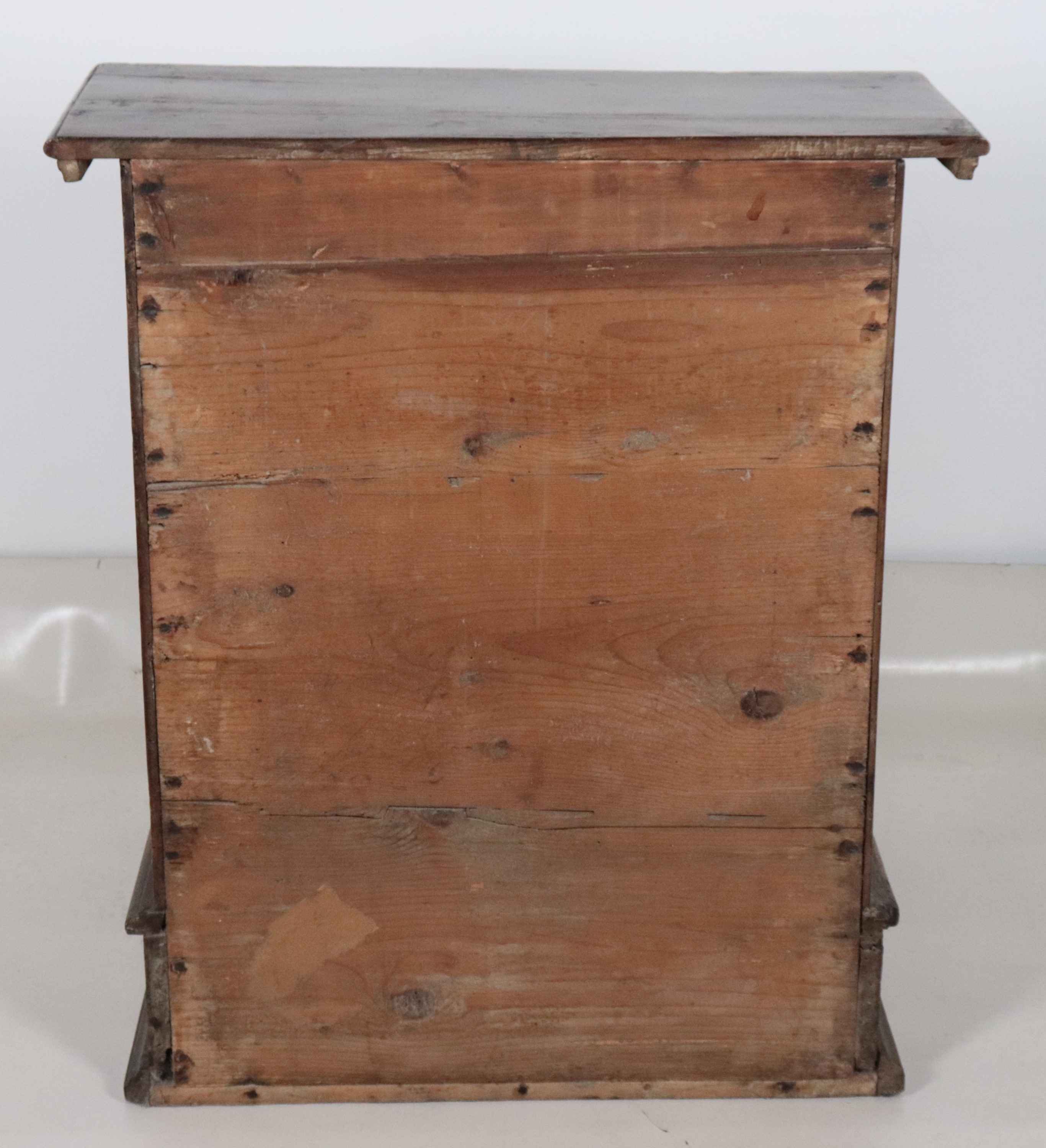 Antico inginocchino veneto in noce, con filettature intarsiate