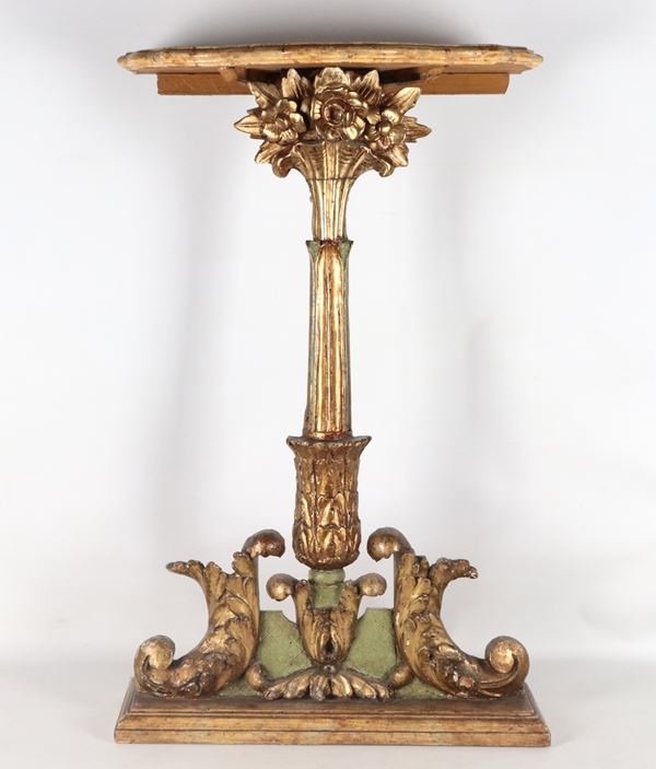 Wall shelf in gilded and carved wood, with a base with Louis XV motifs and a curved top decorated with fake marble.