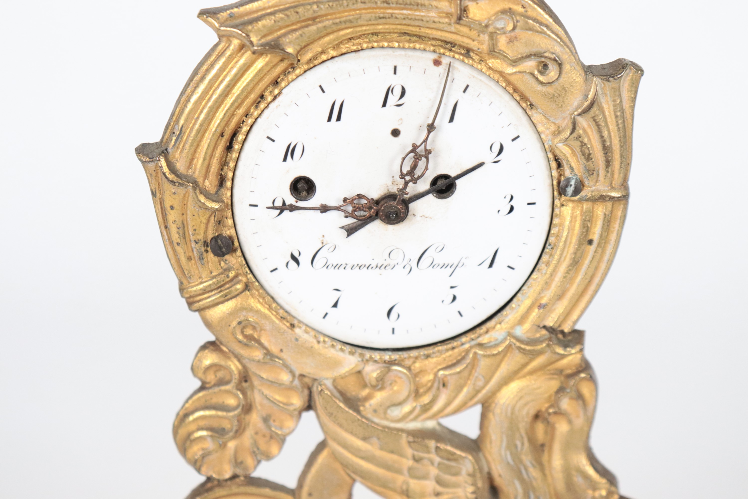 Antico piccolo orologio da tavolo francese Epoca Impero, in bronzo dorato, sbalzato e cesellato, ...
