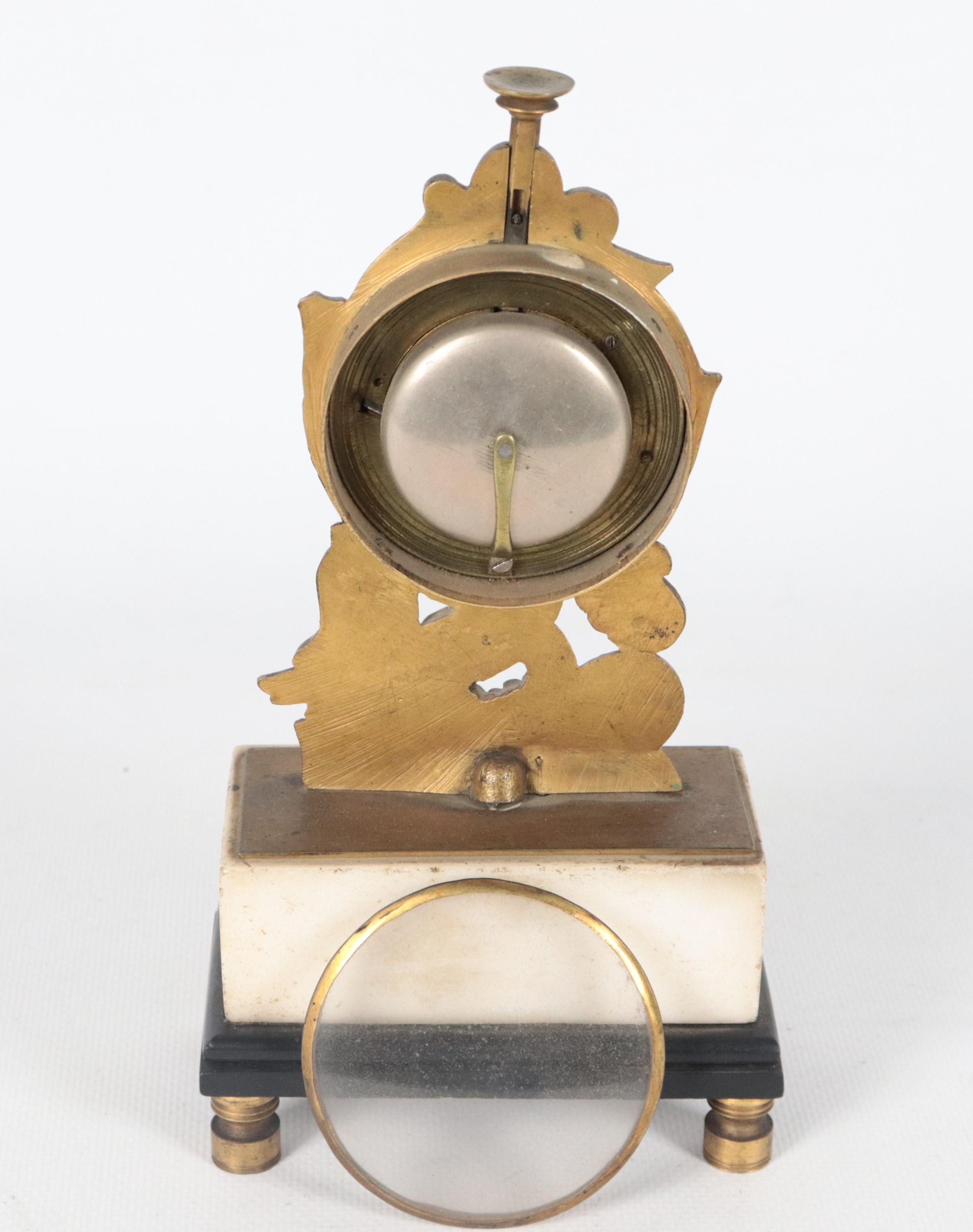 Antico piccolo orologio da tavolo francese Epoca Impero, in bronzo dorato, sbalzato e cesellato, ...