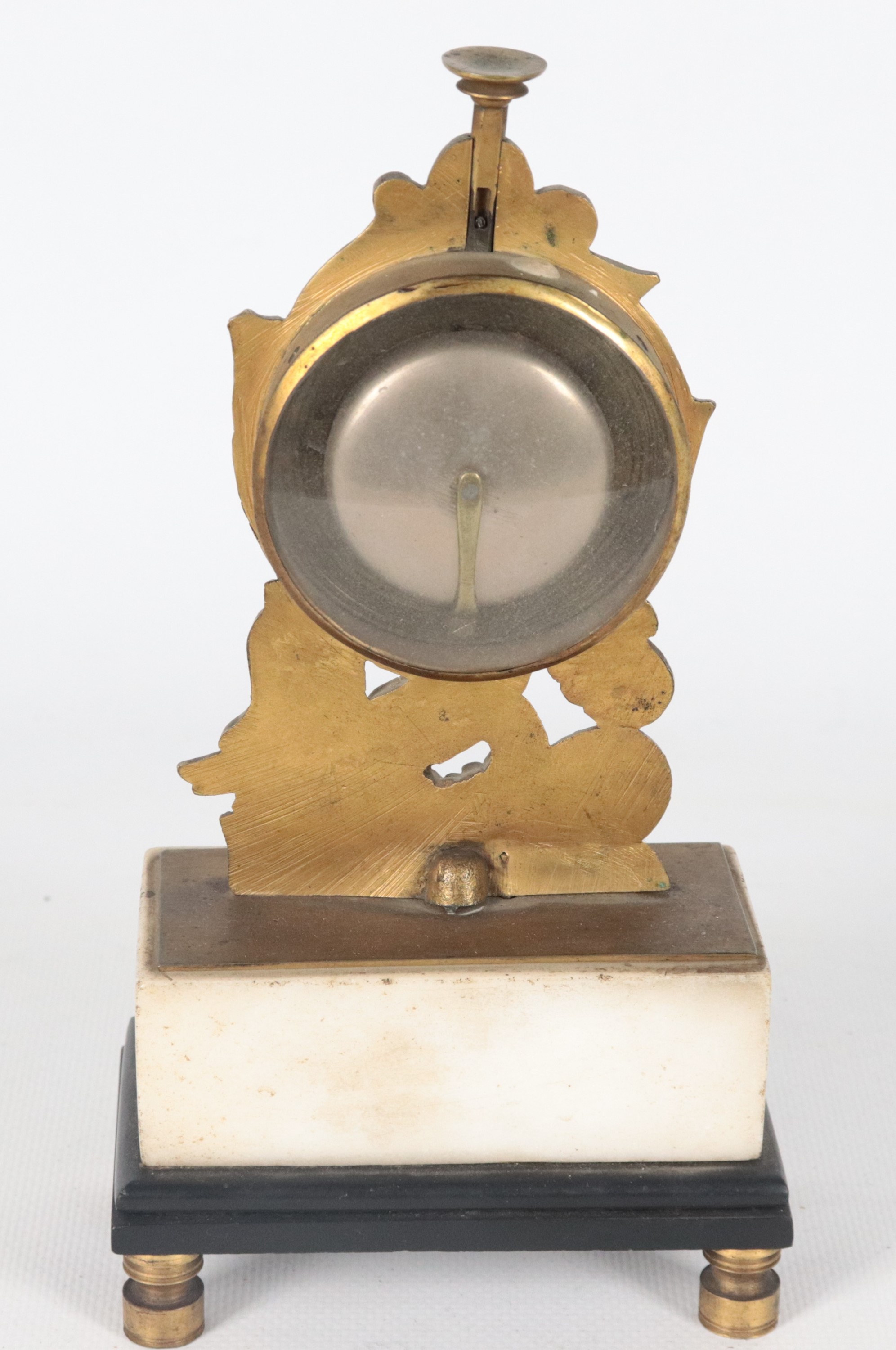 Antico piccolo orologio da tavolo francese Epoca Impero, in bronzo dorato, sbalzato e cesellato, ...