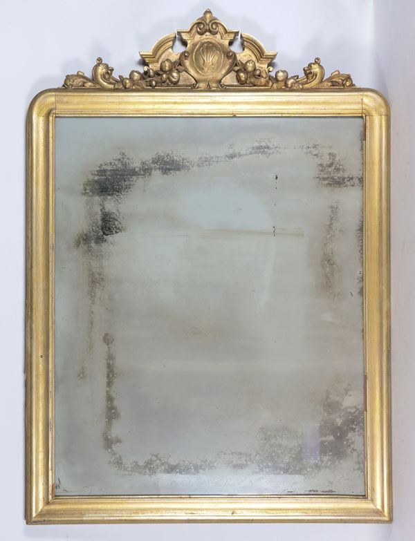 Antique Neapolitan mirror in gilded wood, with a carved cymatium with floral motifs and coat of arms, defective mercury mirror