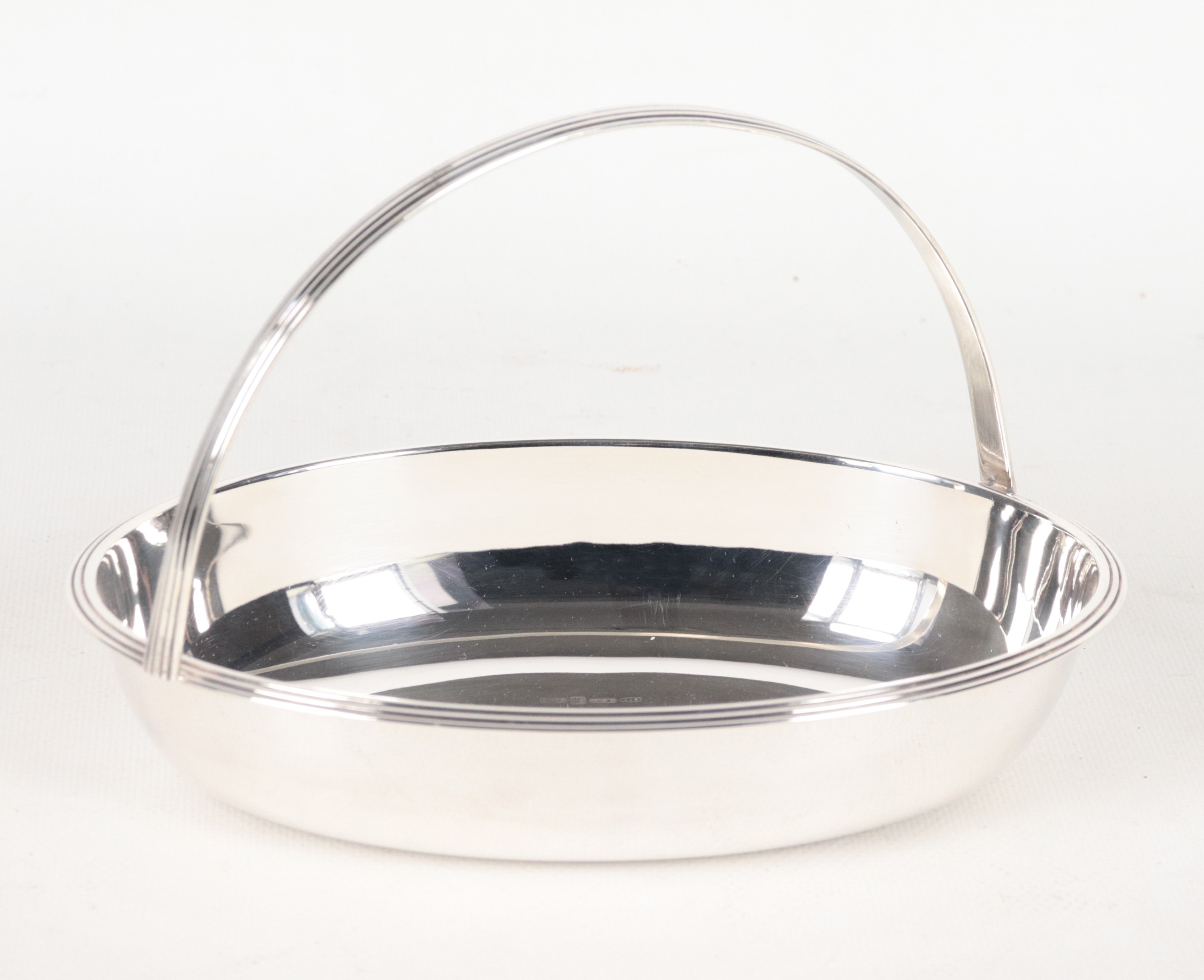 Piccolo cestino ovale in argento con manico ricurvo marcato Ricci, gr. 235