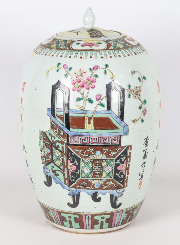 Chinese potiche in white enamelled porcelain, decorated with various polychrome motifs of vases with flowers and ideograms on the back