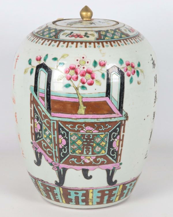 Chinese potiche in white enamelled porcelain, decorated with various polychrome motifs of vases with flowers and ideograms on the back