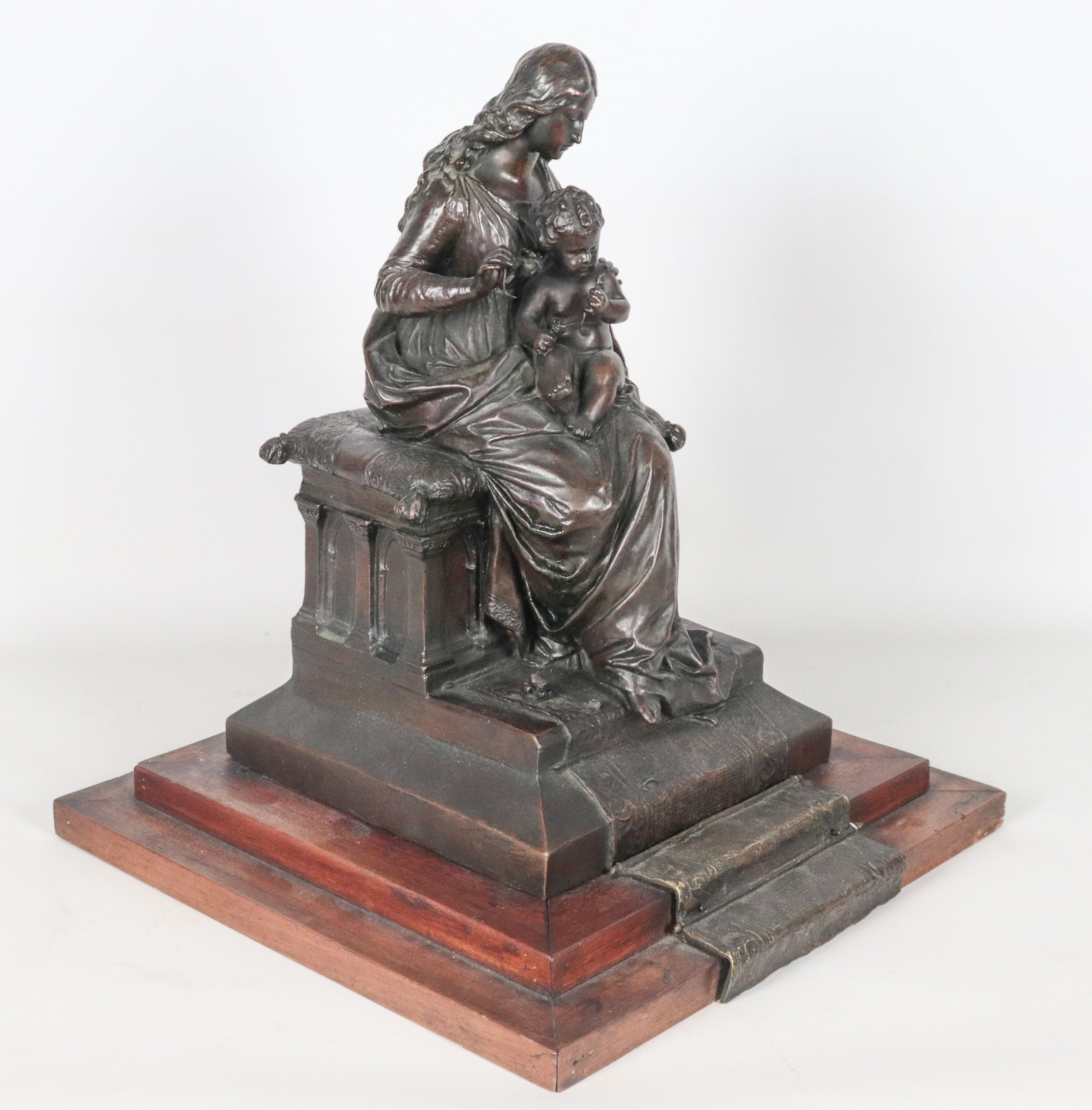 Firmata. "Madonna con Bambino in Trono", scultura Volume con base in legno