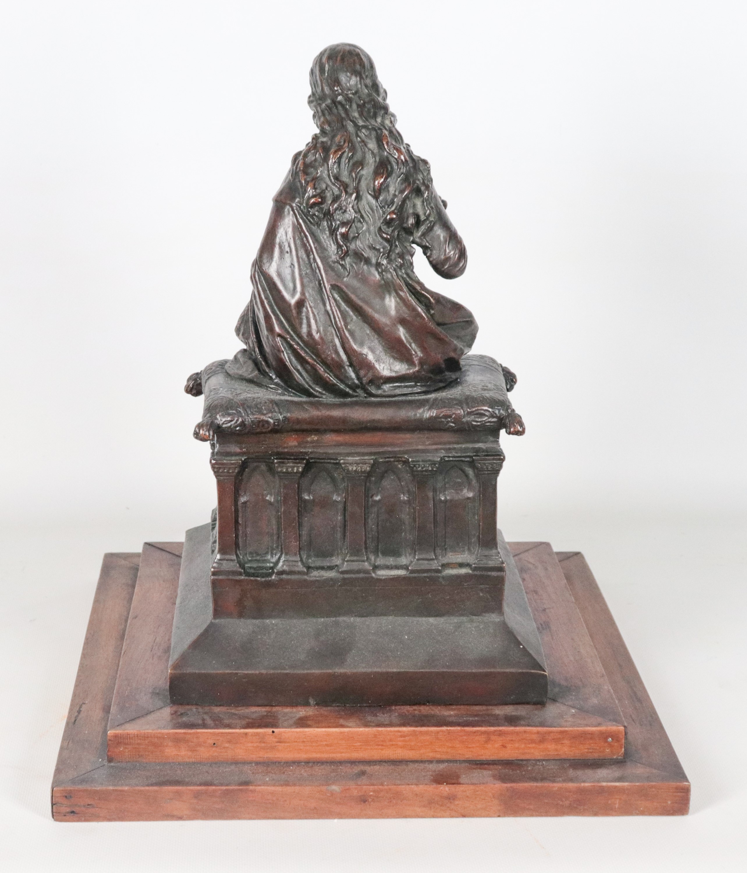 Firmata. "Madonna con Bambino in Trono", scultura Volume con base in legno
