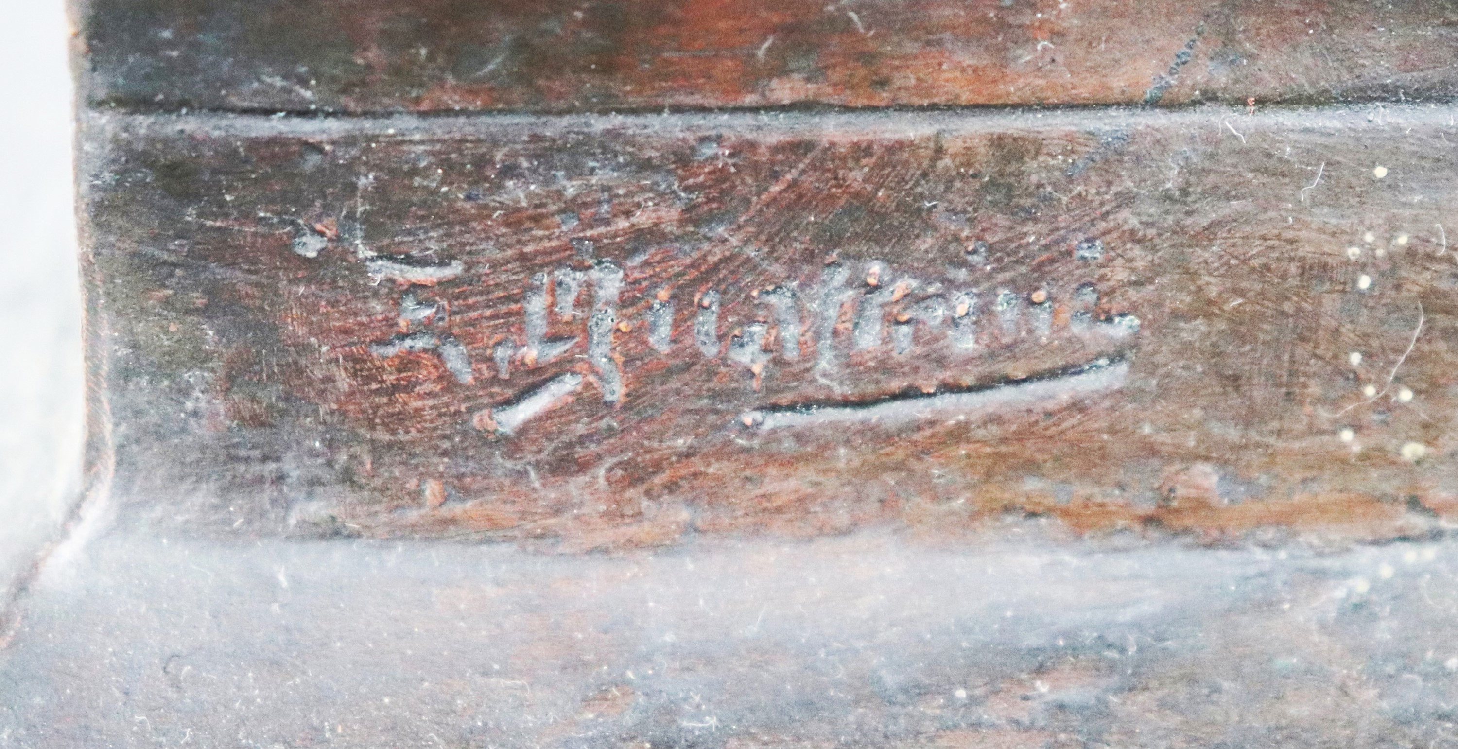 Firmata. "Madonna con Bambino in Trono", scultura Volume con base in legno