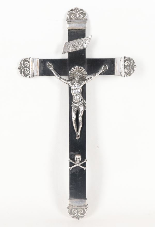 Antique Roman crucifix in chiseled and embossed silver, with an ebony cross. Papal State Chamber of Commerce stamps - Angelo Giannotti, Master Silversmith from 1824 to 1865.