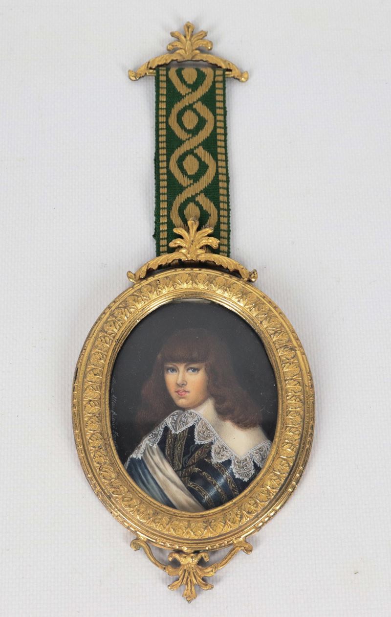 "Ritratto di giovane nobiluomo", miniatura dipinta in cornicetta in bronzo dorato, sbalzato e ces...