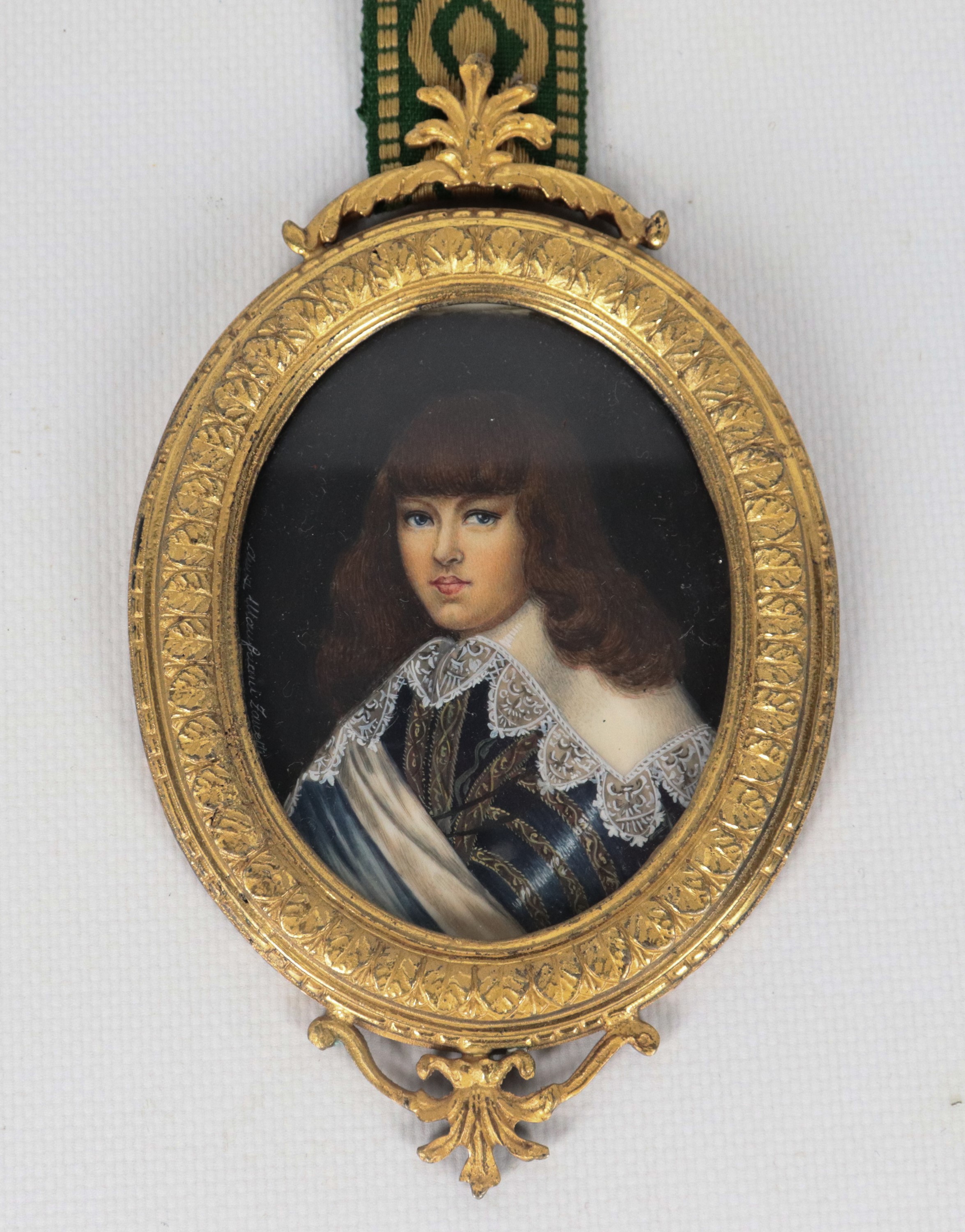 "Ritratto di giovane nobiluomo", miniatura dipinta in cornicetta in bronzo dorato, sbalzato e ces...