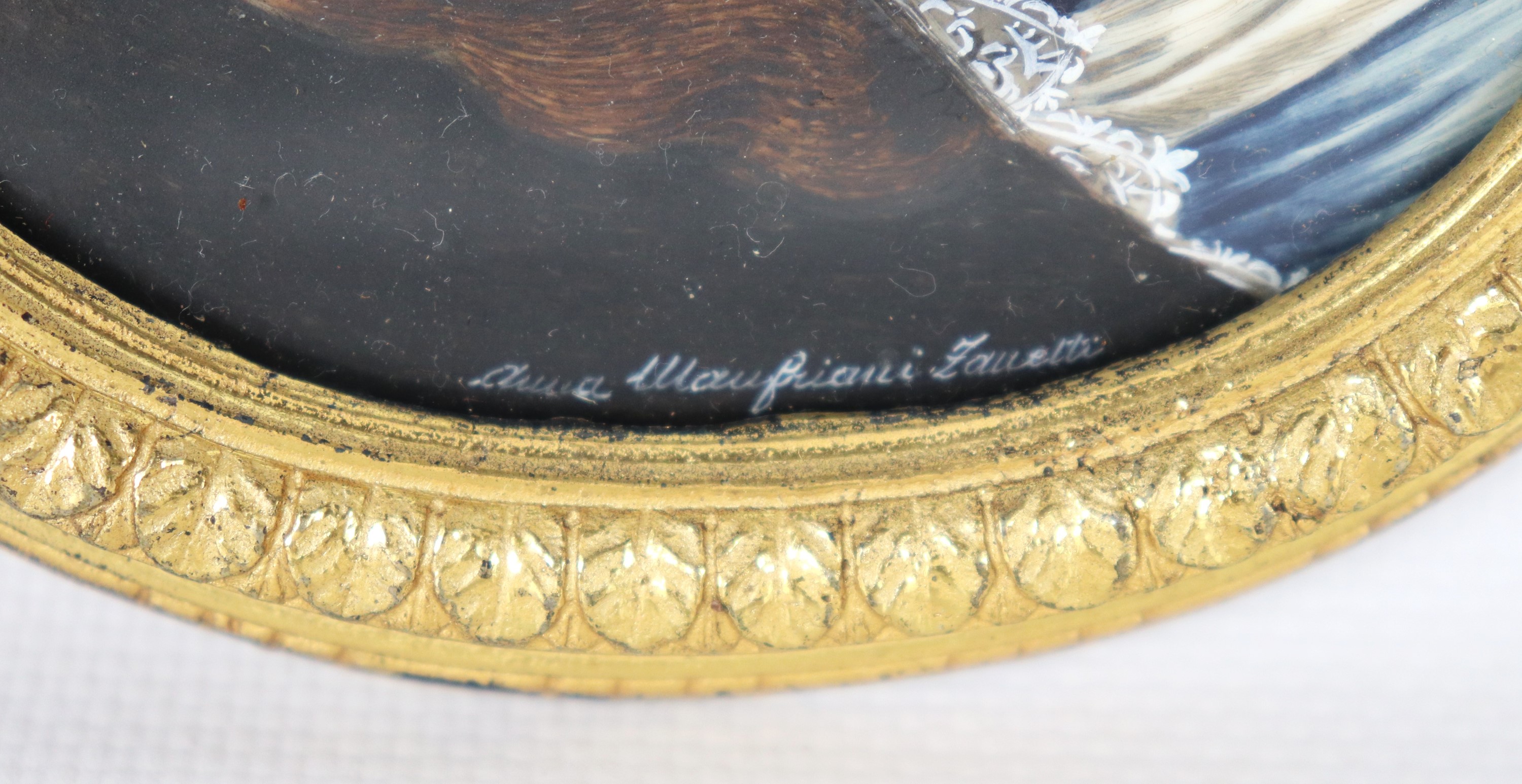 "Ritratto di giovane nobiluomo", miniatura dipinta in cornicetta in bronzo dorato, sbalzato e ces...
