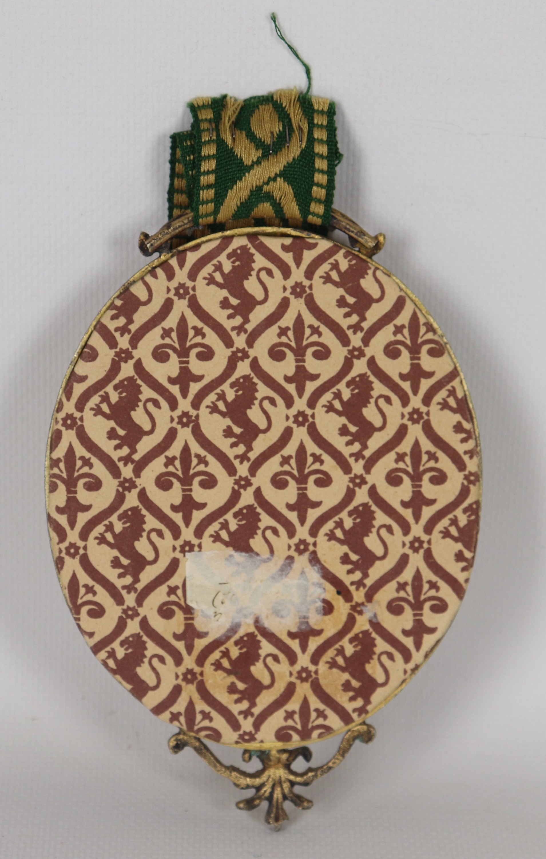 "Ritratto di giovane nobiluomo", miniatura dipinta in cornicetta in bronzo dorato, sbalzato e ces...
