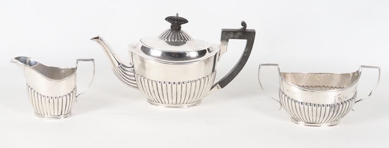 Servizio da tè Epoca regina Vittoria in argento cesellato e sbalzato (3 pz), gr. 530